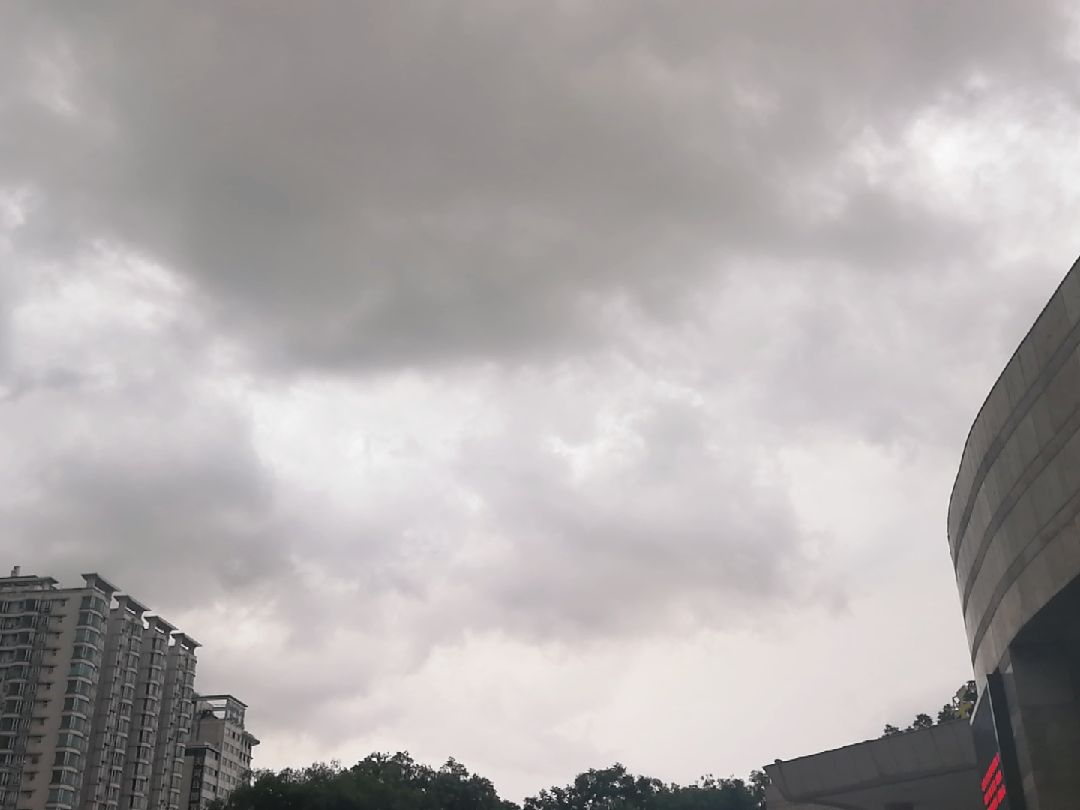 要下大雨了,还把伞掉了,走走就回家