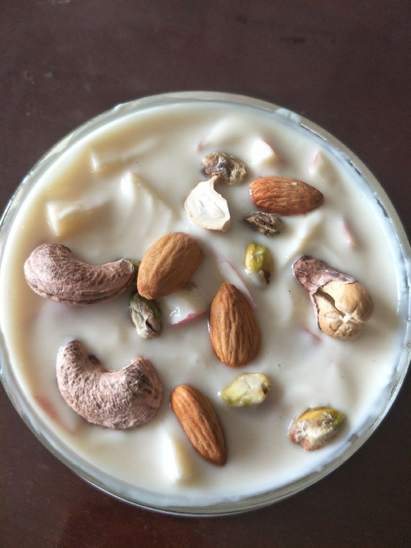 酸奶拌苹果,加几颗杏仁,开心果,腰果,想吃得简单便捷一点,没想到却把