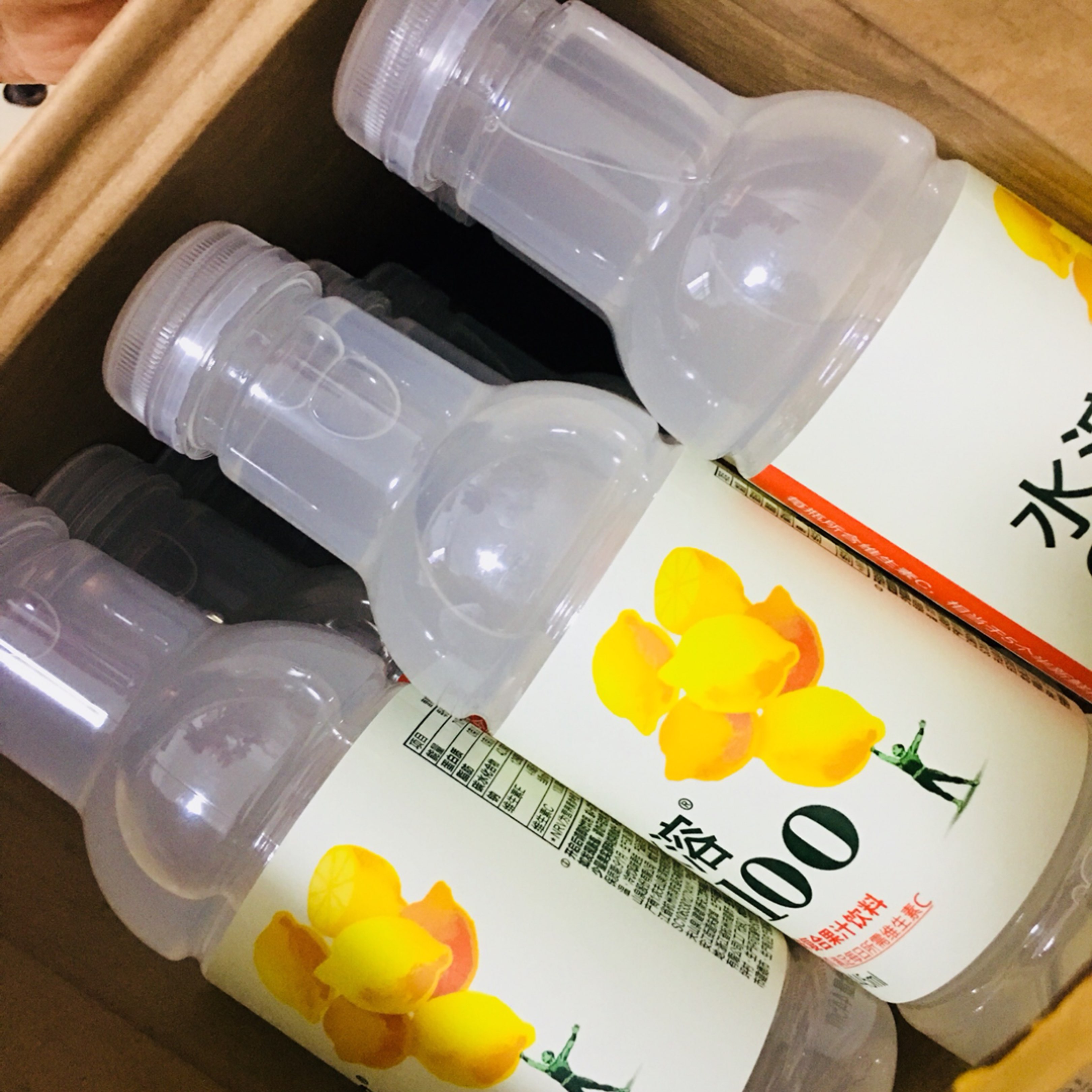 前天吐槽了一下711買不到水溶c今天就收到了一箱所謂