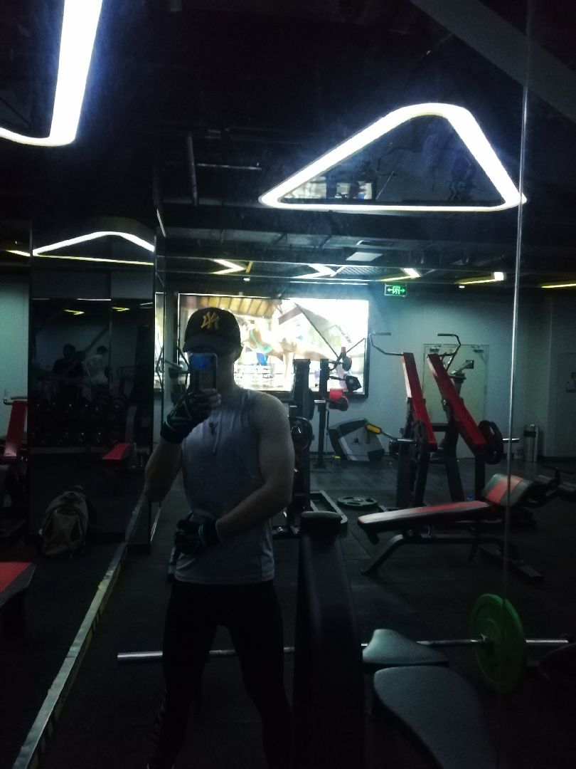 一个月内肌肉已经突飞猛进了