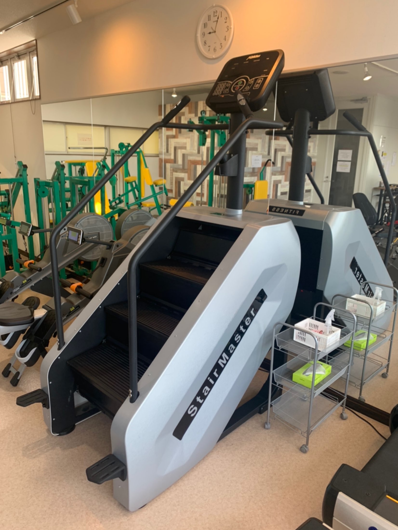 早上好终于放晴了好久没有动器械了负重臀桥10个*3组,胸推15个*3组