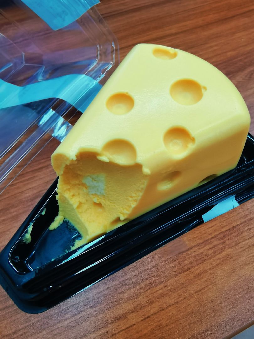 一块假装自己是起司的蛋糕