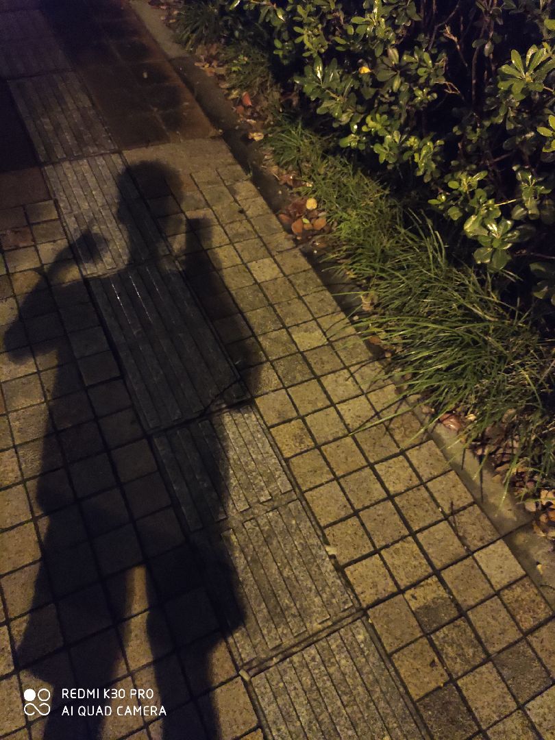 凌晨四点跑步,第一次用这款软件整体感觉不错,装备有臂包和有线耳机