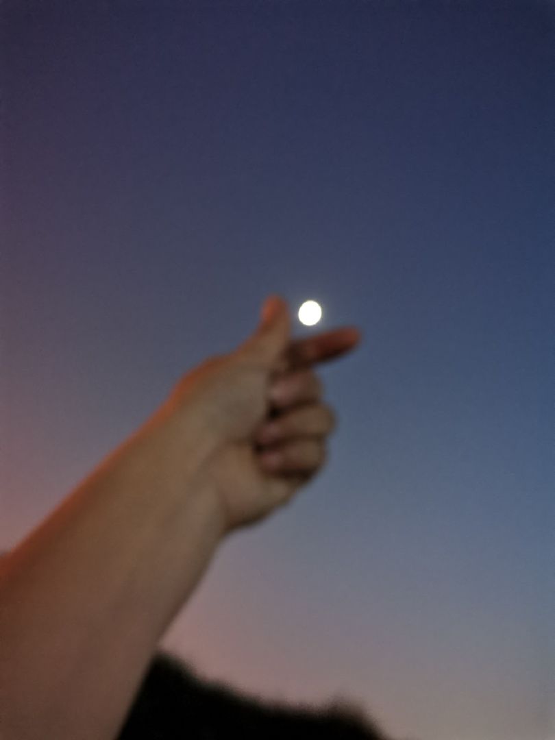 手拿月亮的真实图片图片
