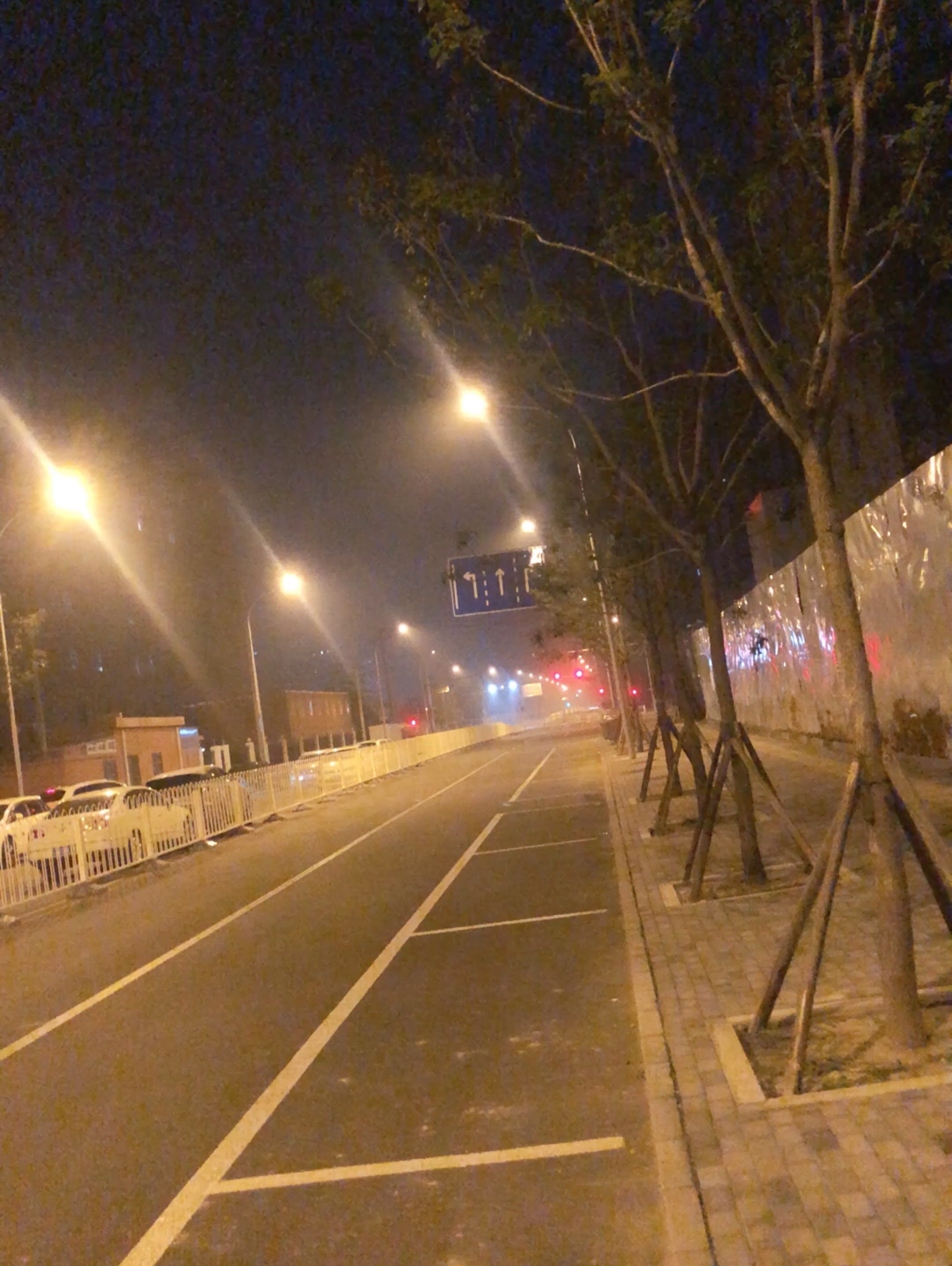 无人的街最适合一个人跑跑