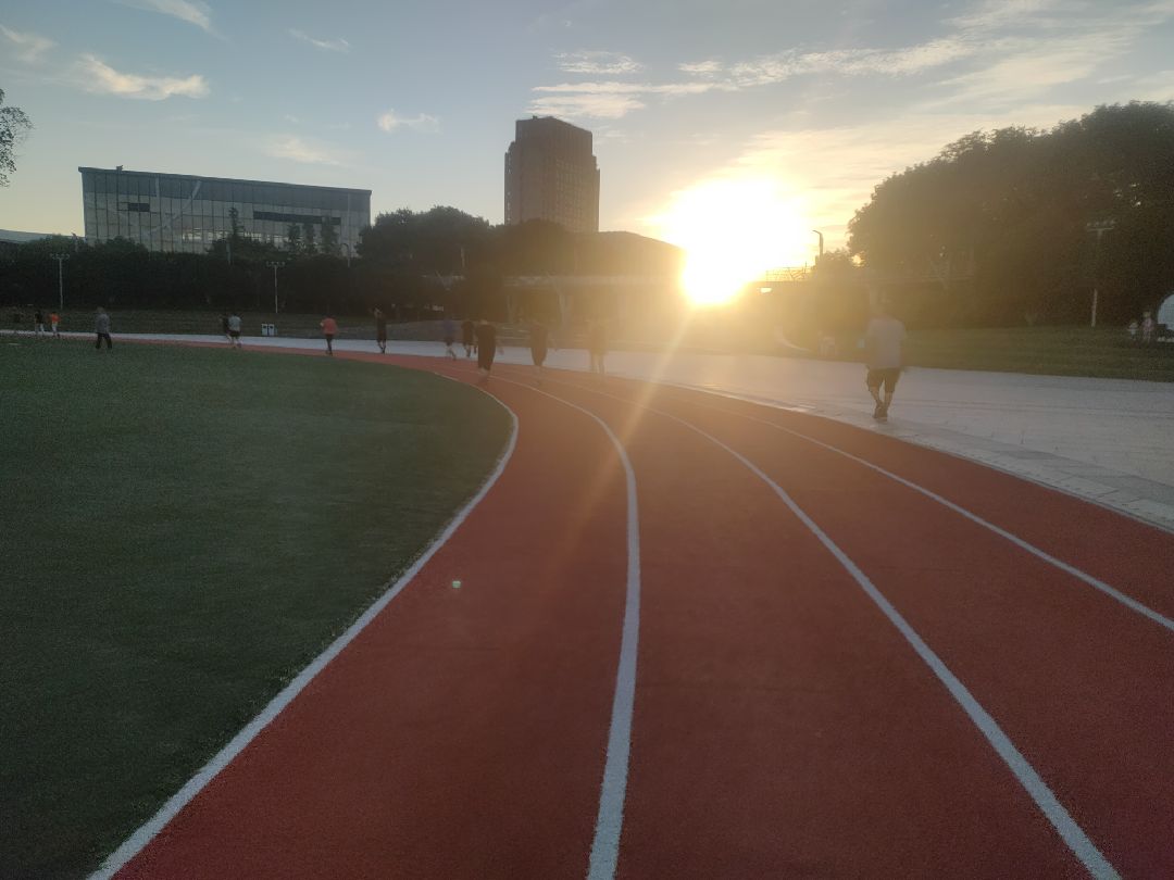 晨跑十公里阳光来自太阳更来自我们的心78早上好