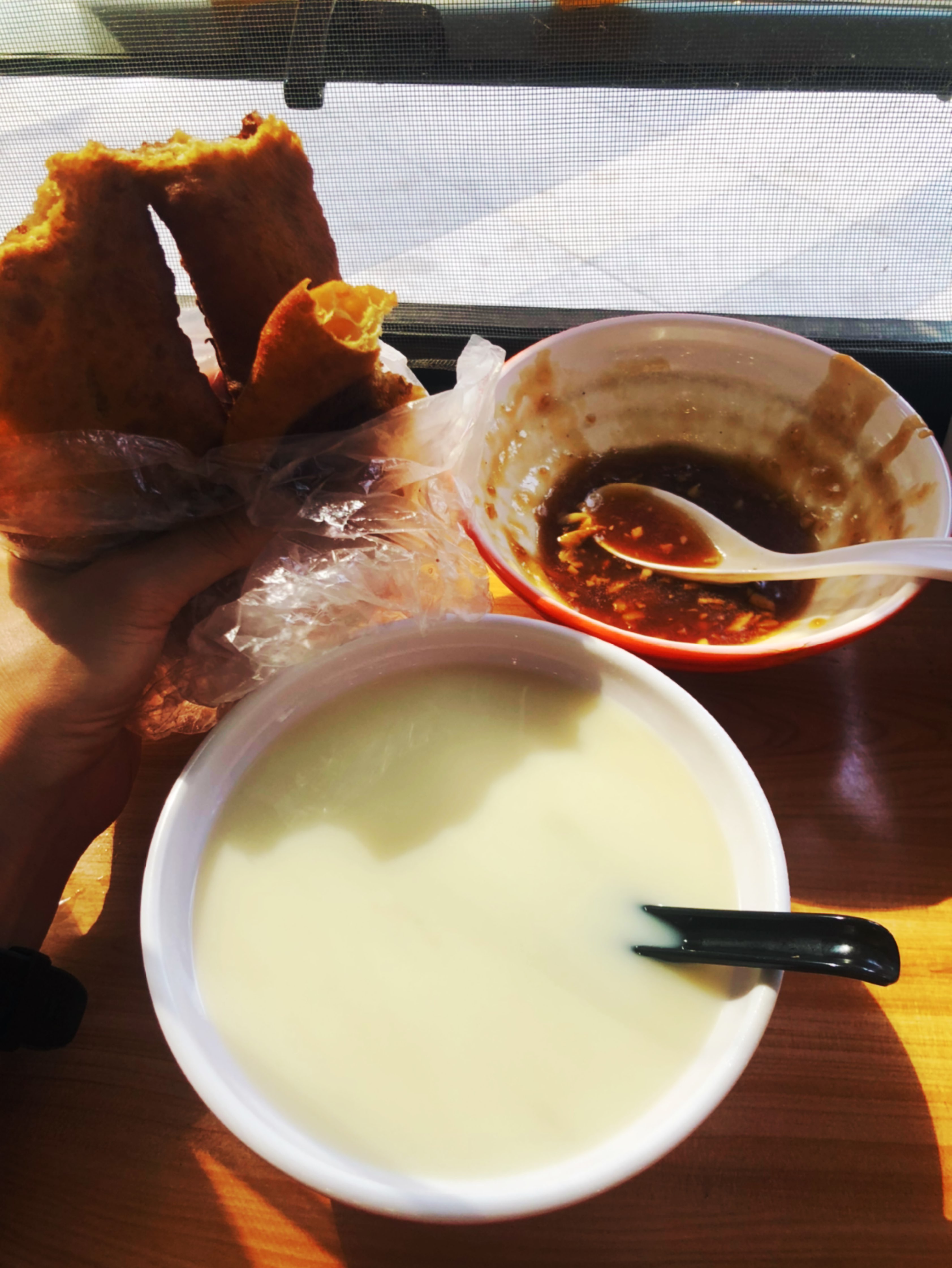 早饭时间糖油饼炒肝豆浆刚出锅的毛豆花生这样的夏天就快结束了