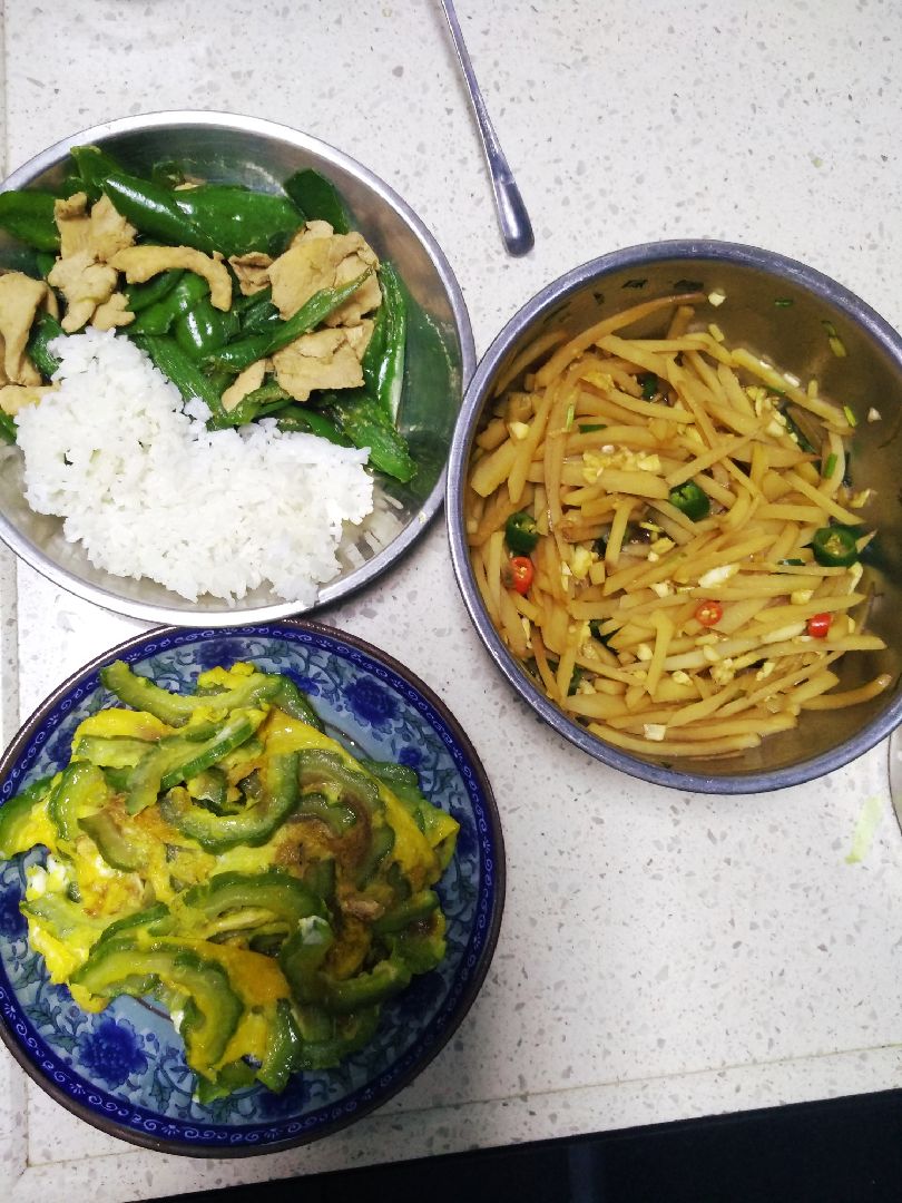 图1图2昨天的中餐晚餐 补录图3农家乐点的鱼 比筷子还长 看到鱼的一