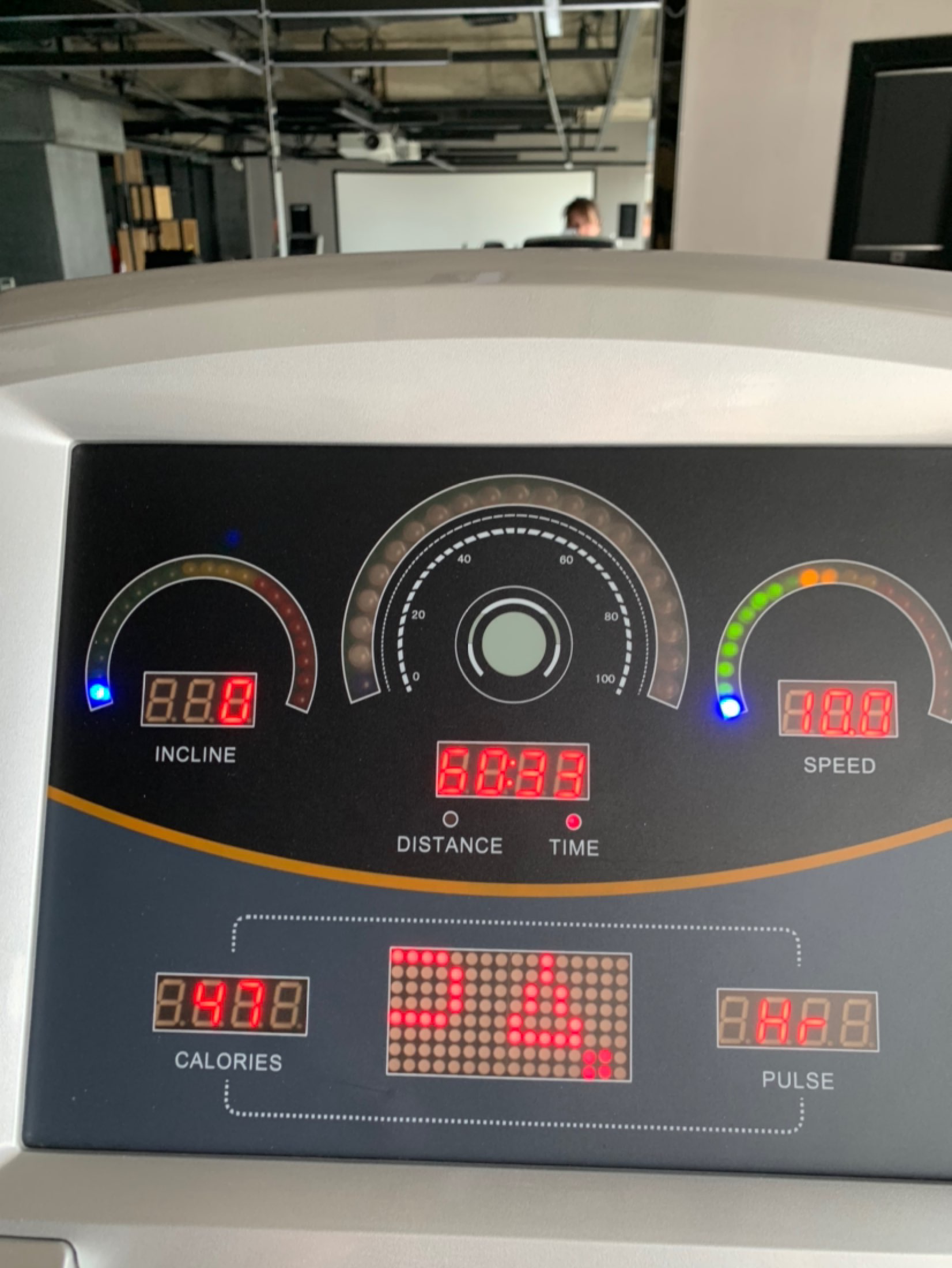 八公里,跑步机八速,有偷懒6速走,总算是跑下来了