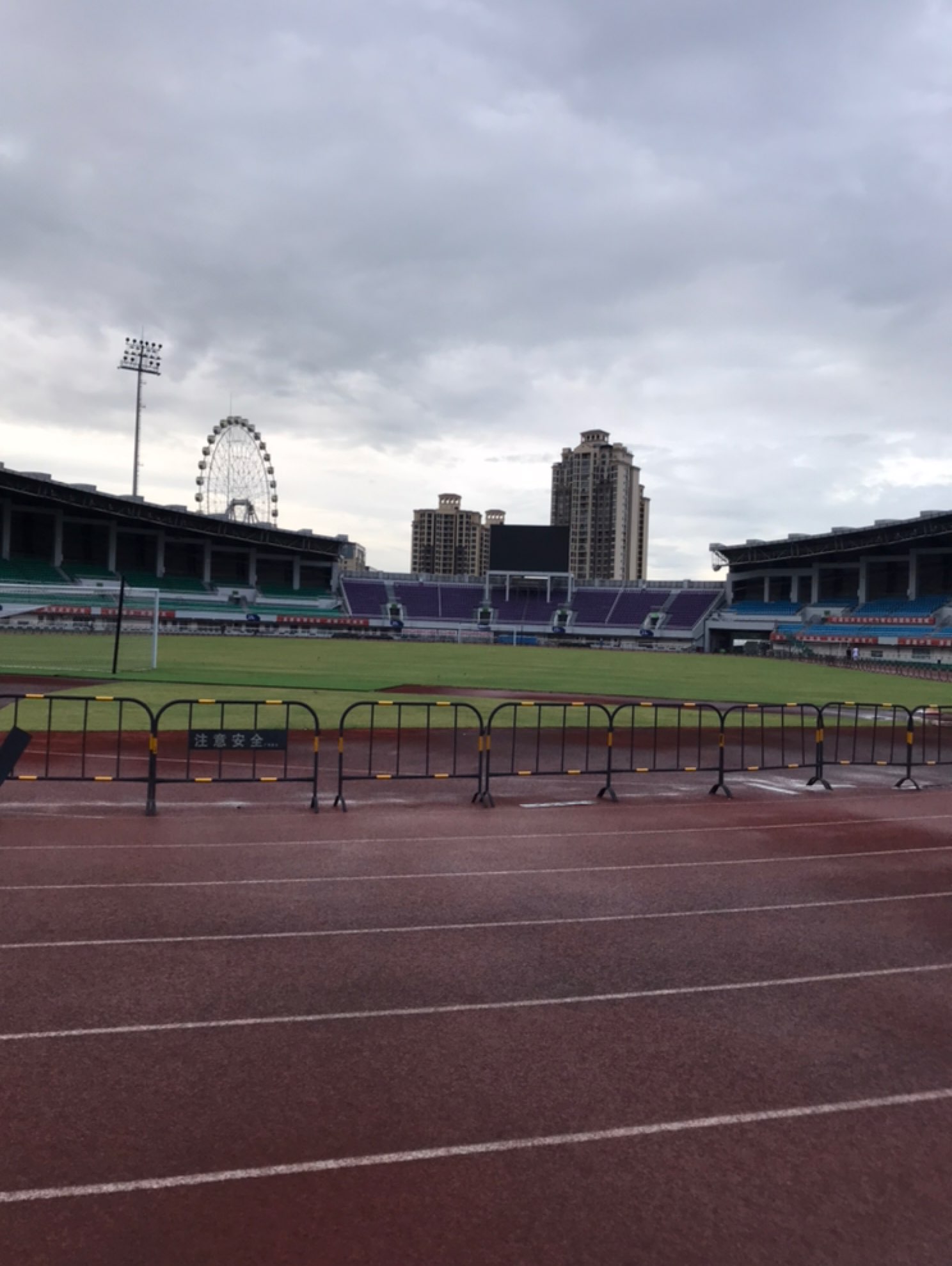 0公里, 1小时17分28秒  完成 大足区运动中心田径场  刷新了10km跑