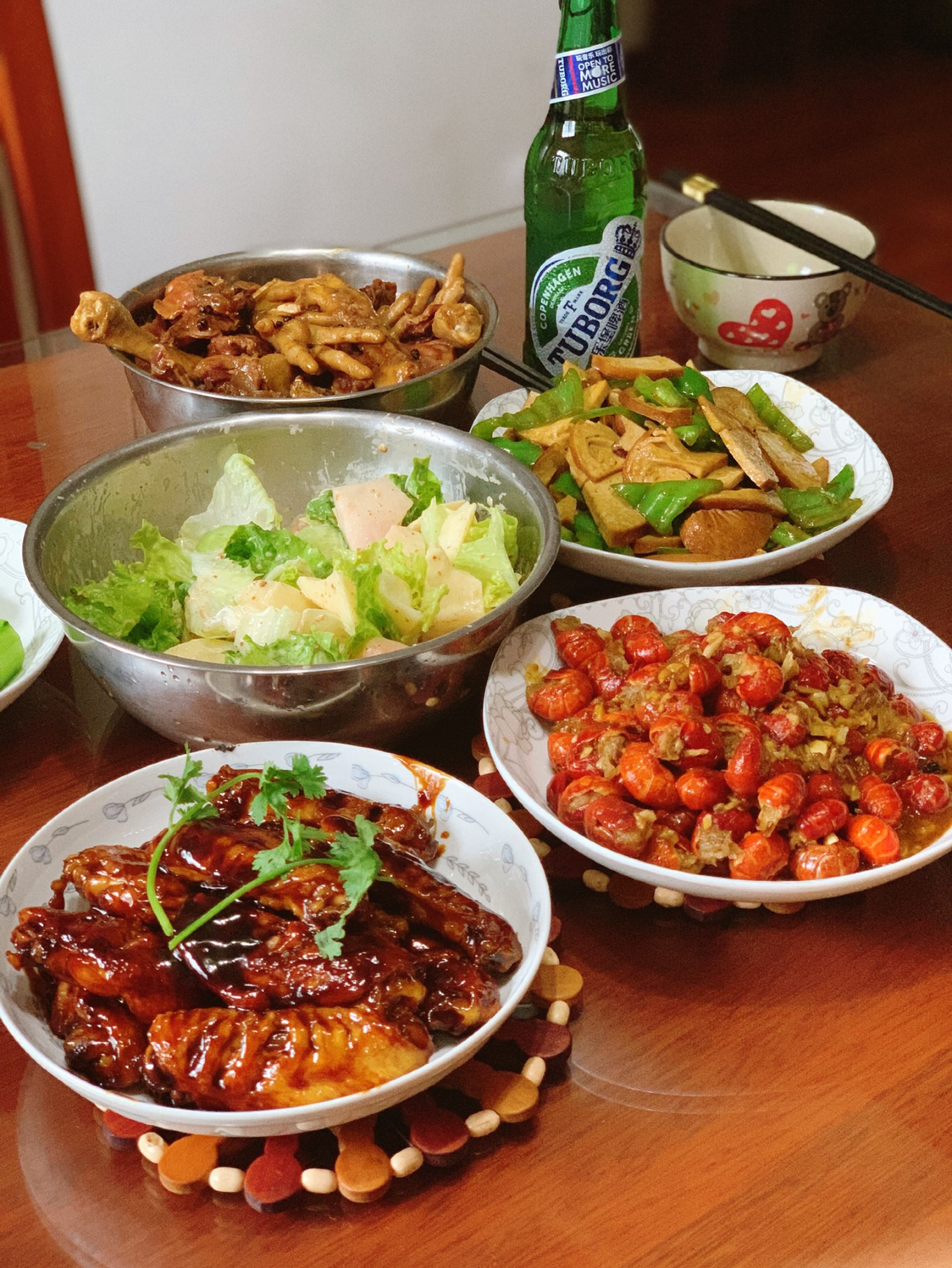 今天午饭超级丰盛主食是姨妈包的的小馄饨吃了我弟的辣条和娃娃哈陪他