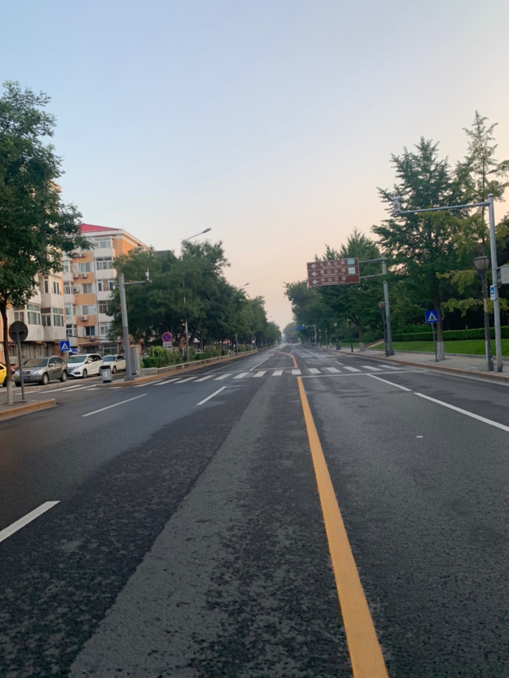 今早出来的早,大马路显得特别宽敞![脸红]