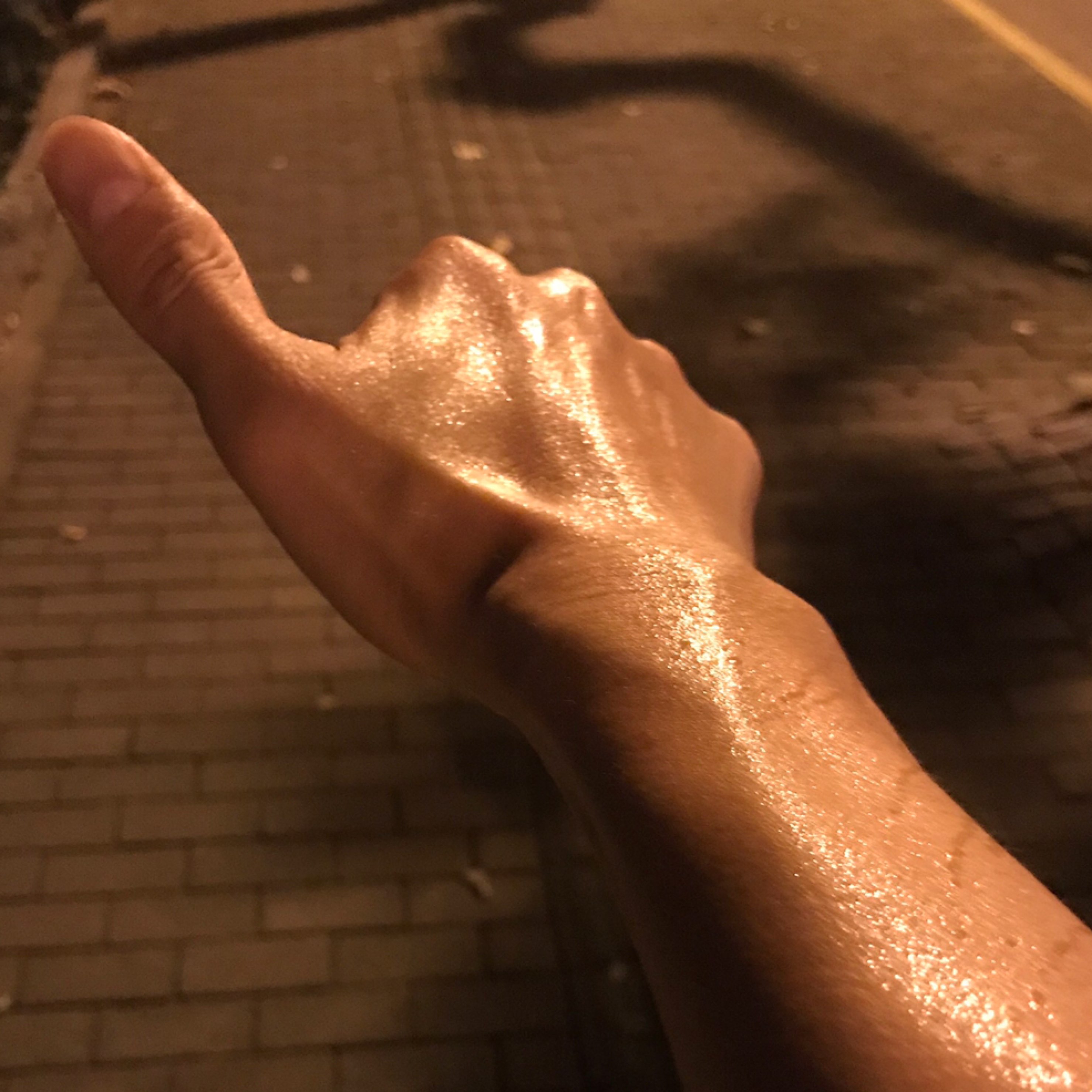 衣服短裤跑步湿一半擦汗再湿一半坐下来休息只要三分钟就全湿了