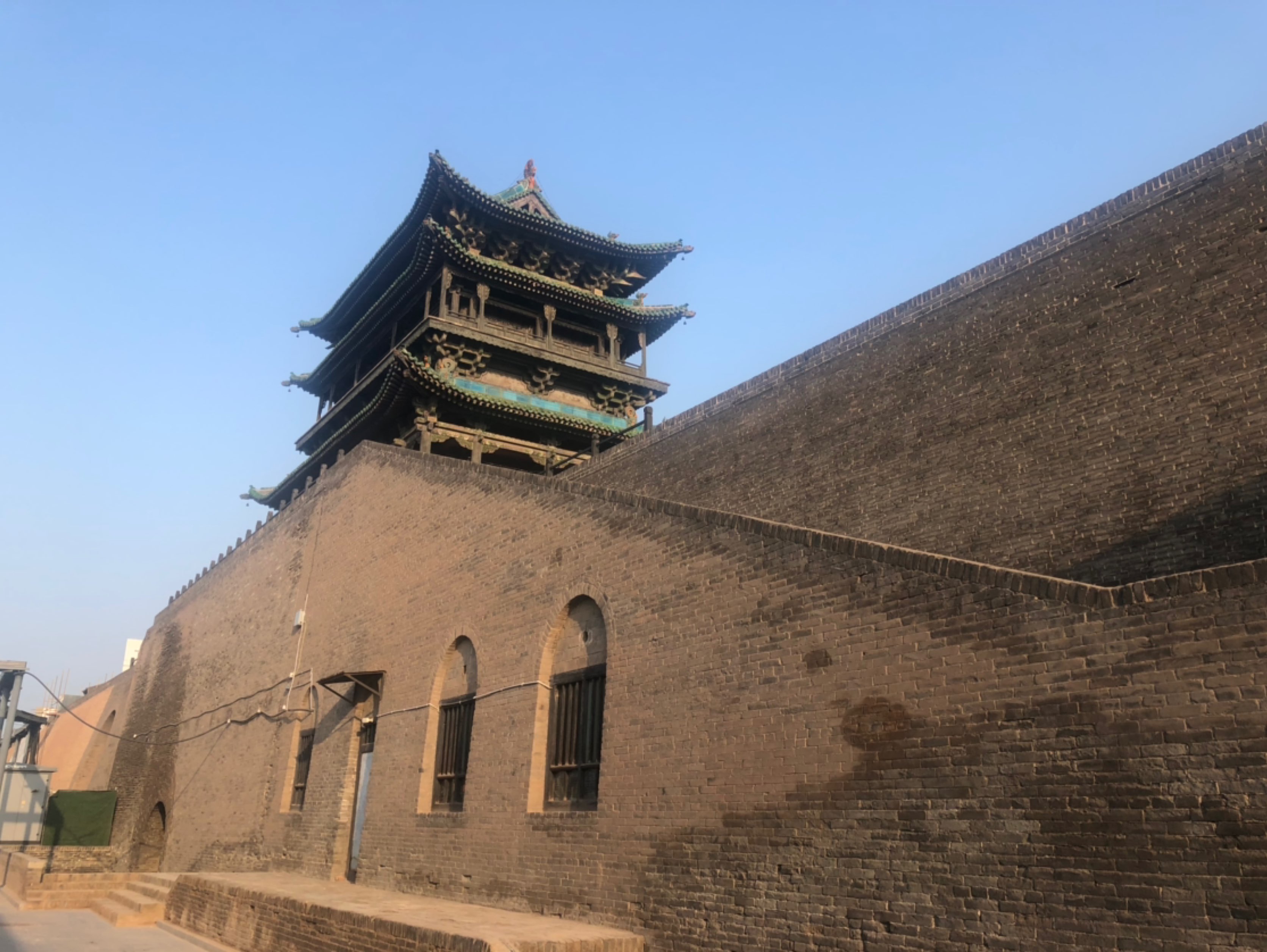 山西平遥古城城墙内环城跑北门内道路一侧房屋全部在施工西北门有一段