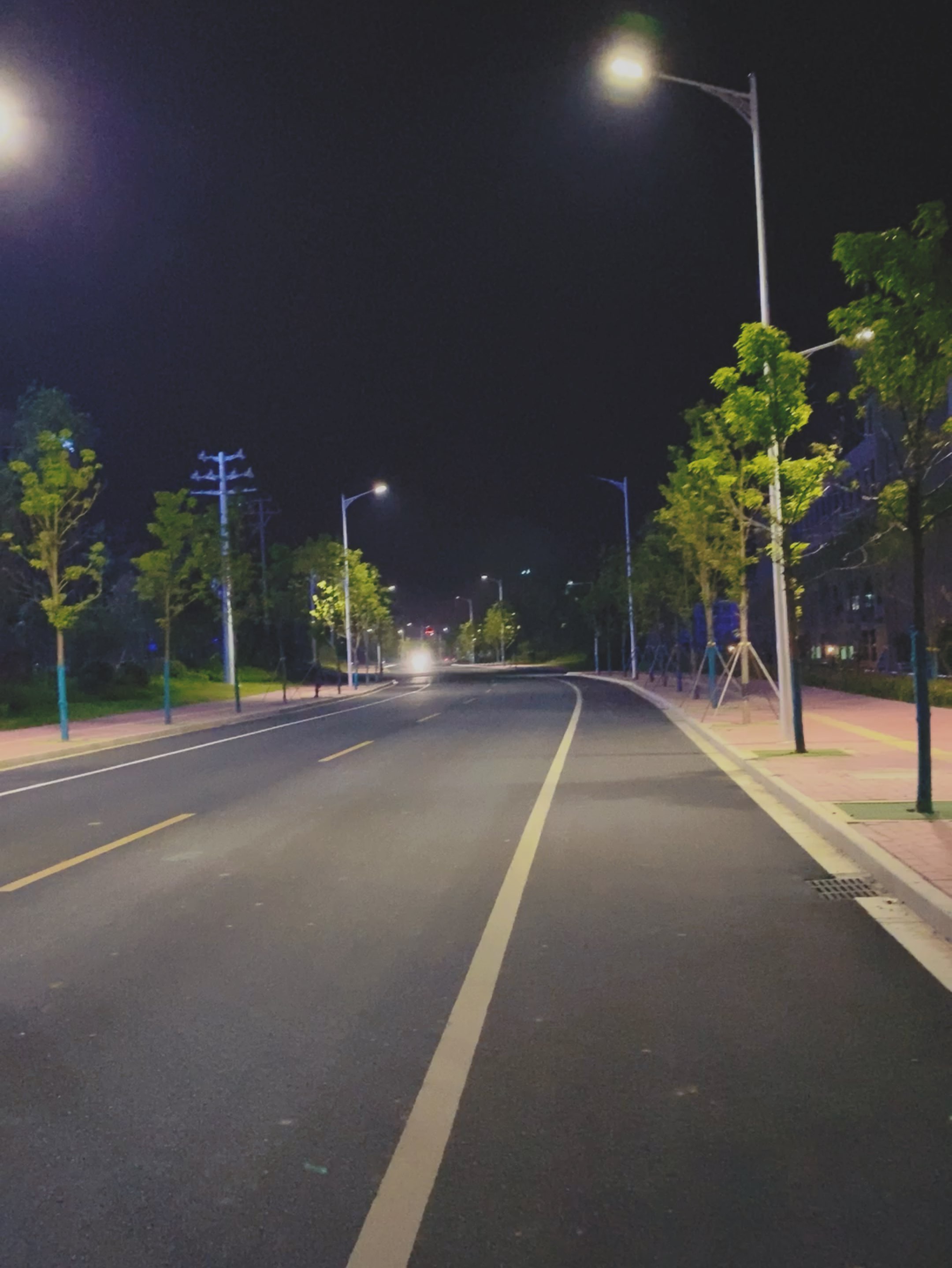 独行以夜色街中