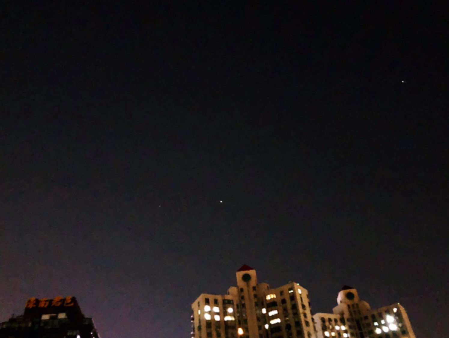 今天的夜空有两颗明亮的小星星想起每次坐在副驾 你开车回家的路上我