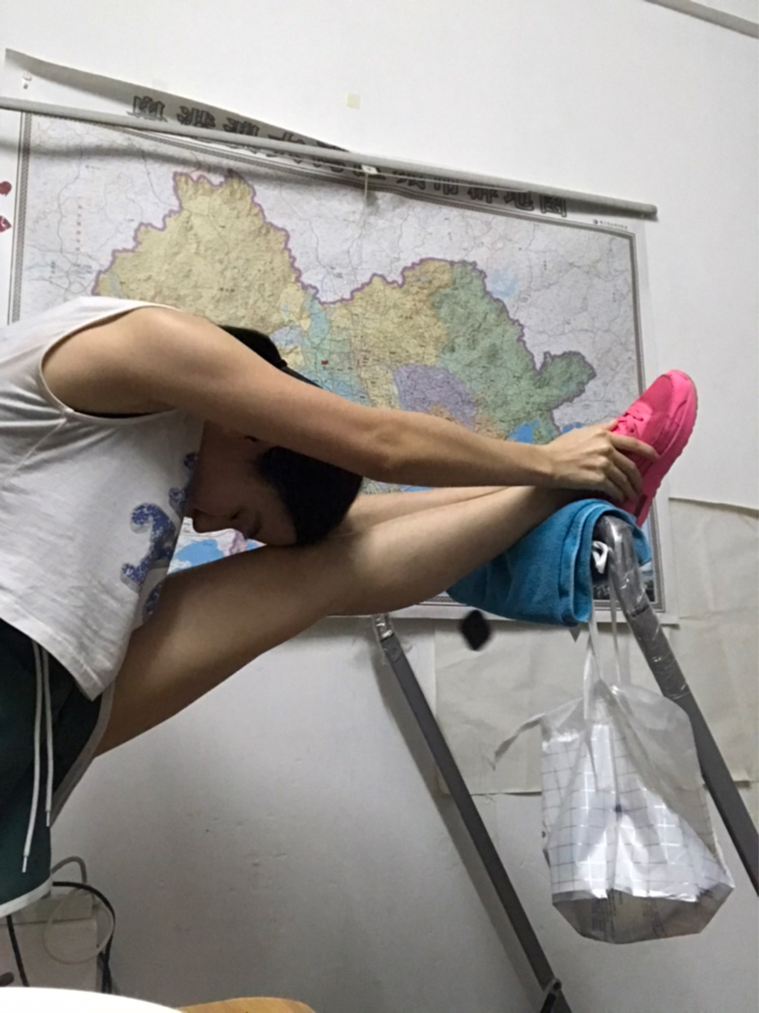 跑步第64次后压腿!加20个波比跳!