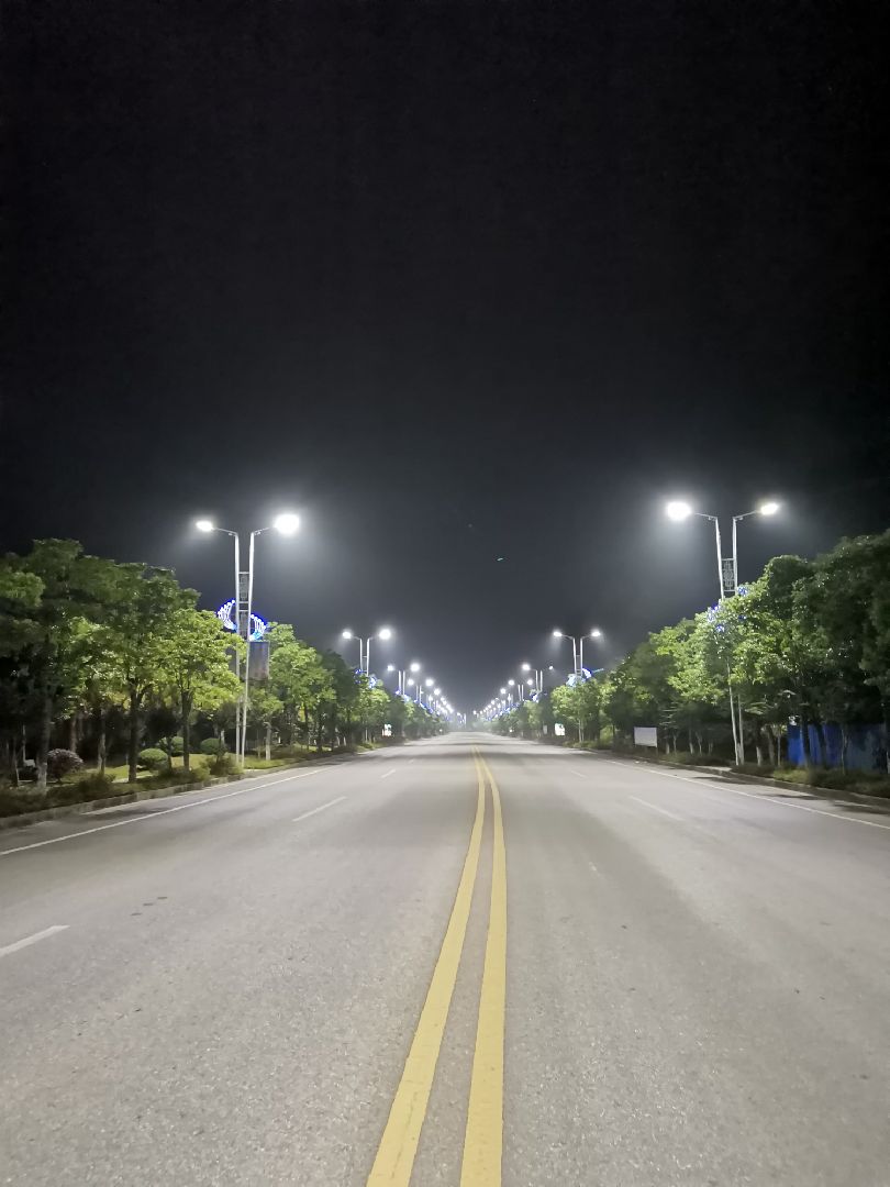 周日,非常适合路跑的早晨,天微亮便迈出了脚步踏上征途,雾气弥漫,我