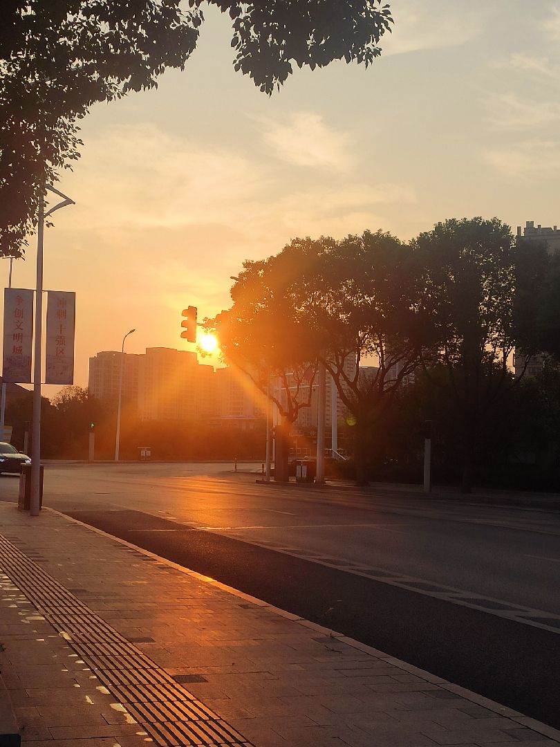 从天刚亮到太阳初升再到阳光普照,从骑行转跑步再转骑行回家,兜兜转转