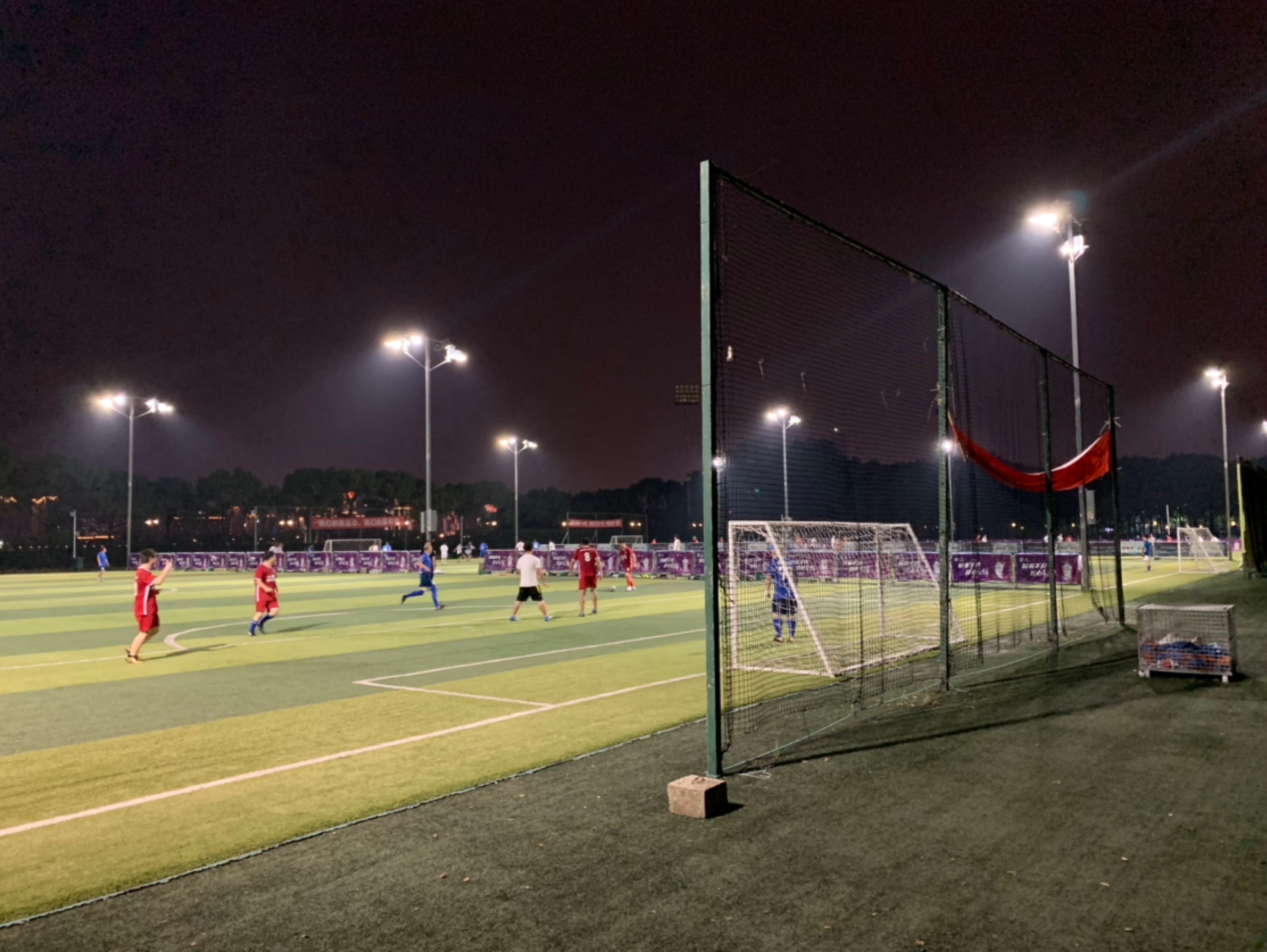 球场被横向分割成三个小场地出租