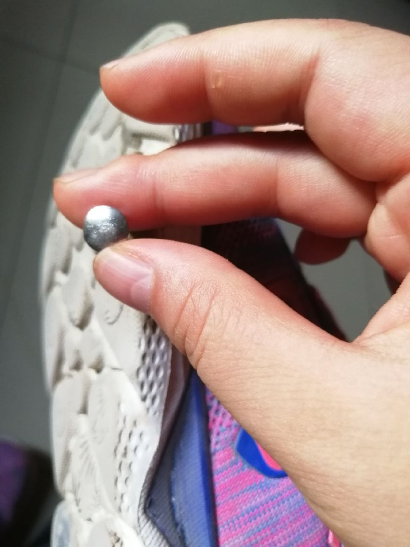 发现鞋底有个钉子_keep