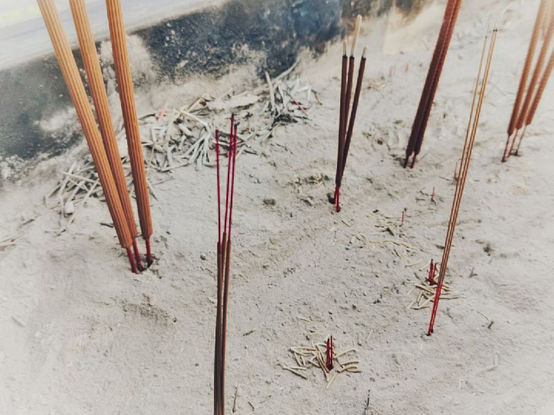 "爱不重不生娑婆,念不一不生极乐" 香有粗细三根妙,反插三根不知意