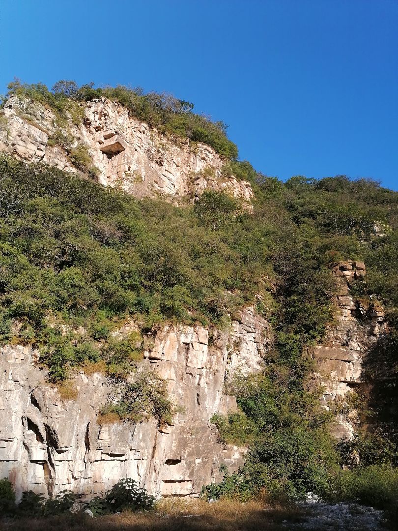 虎峪自然风景区原有的山石地貌怪石嶙峋走在山谷你可以看到峰峦叠翠的