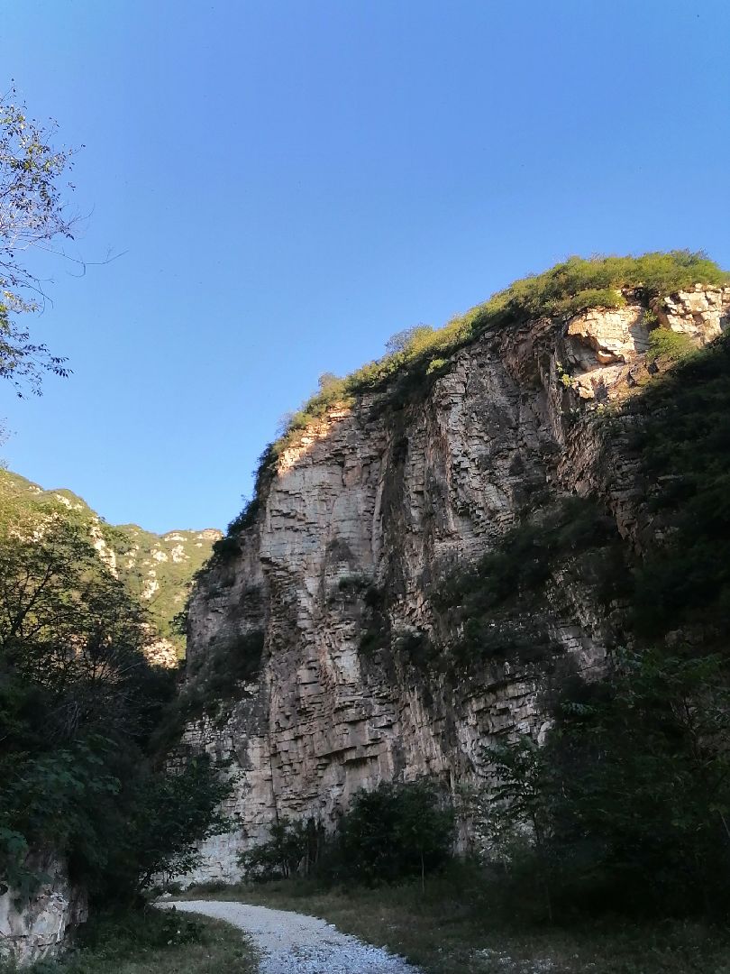 虎峪自然风景区原有的山石地貌怪石嶙峋走在山谷你可以看到峰峦叠翠的