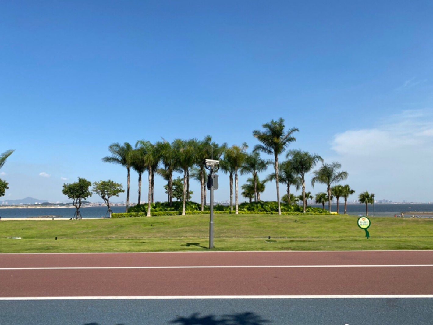 1公里, 57分26秒  完成 滨海西彩虹跑道  获得了连跑24周徽章  开启