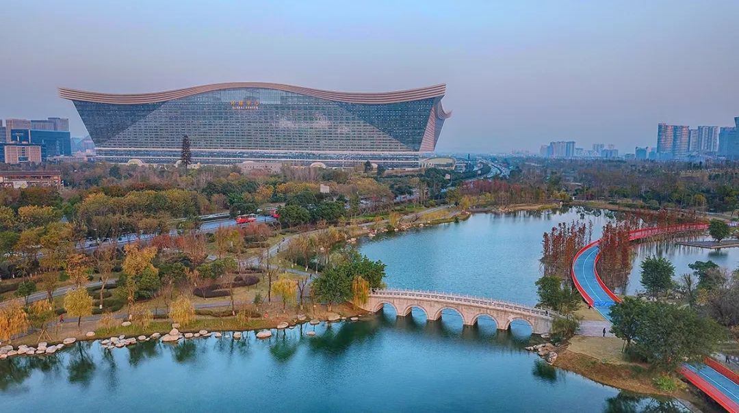 很久很久没有出去"遛娃"了,今日连走带跑居然跟不上节奏了.