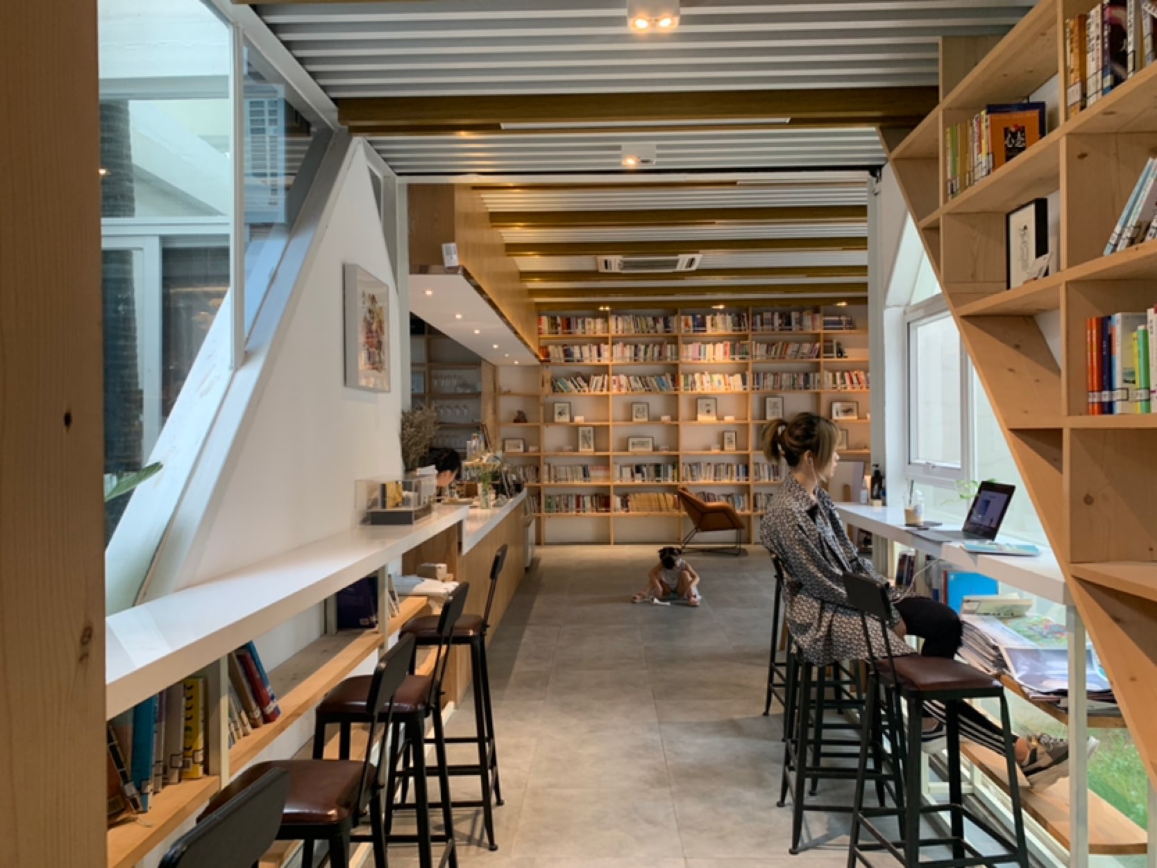 找到地方跑步啦 超级舒服 又有图书馆又有咖啡厅 满身汗