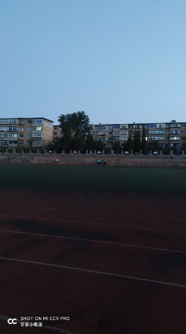 2公里, 52分31秒  完成 辽化二高中田径场  开启跑步实况