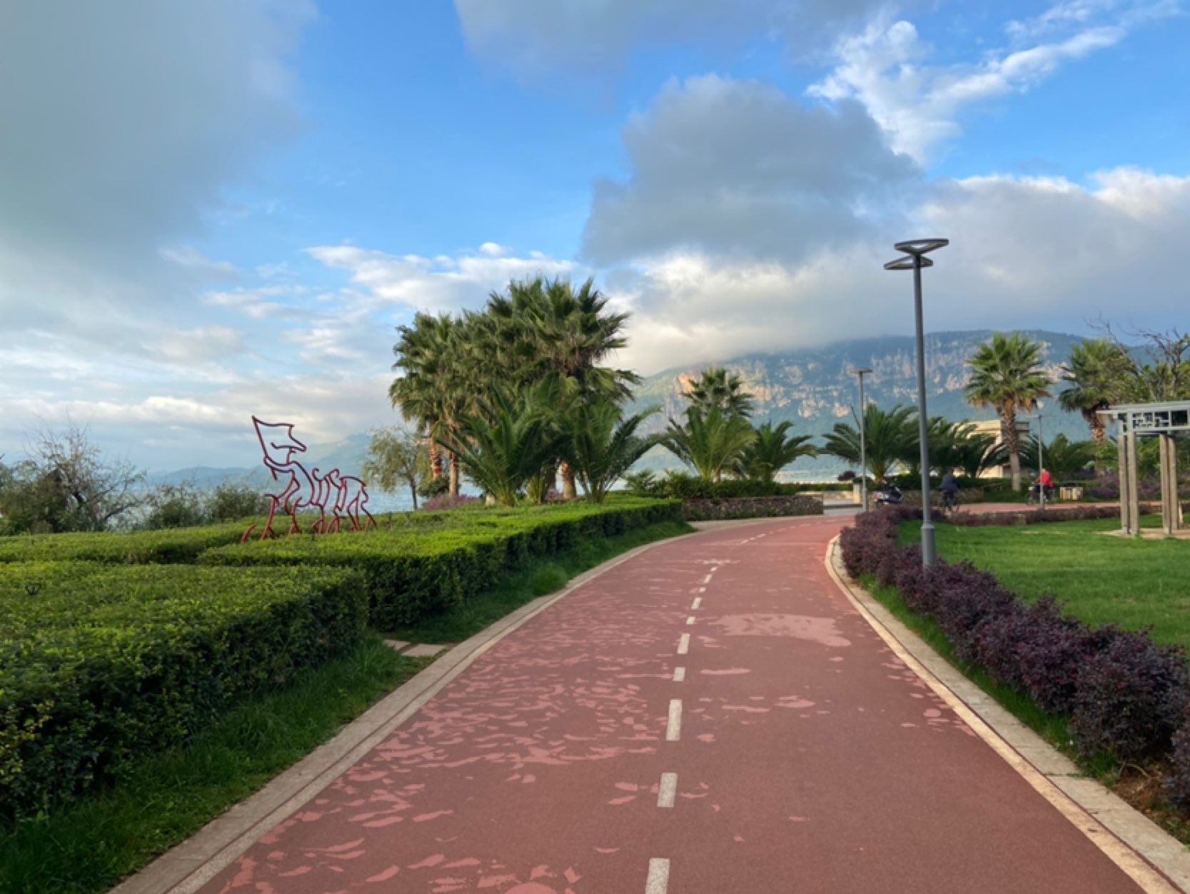 早安,美好的一天从晨跑开始,很享受纯净的空气与美丽的风景,晨跑也许