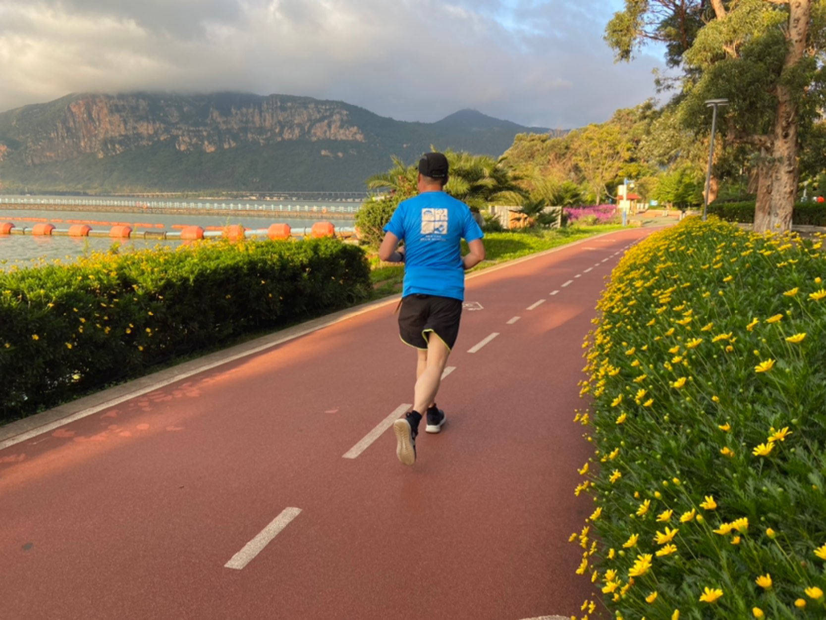 早安,美好的一天从晨跑开始,很享受纯净的空气与美丽的风景,晨跑也许