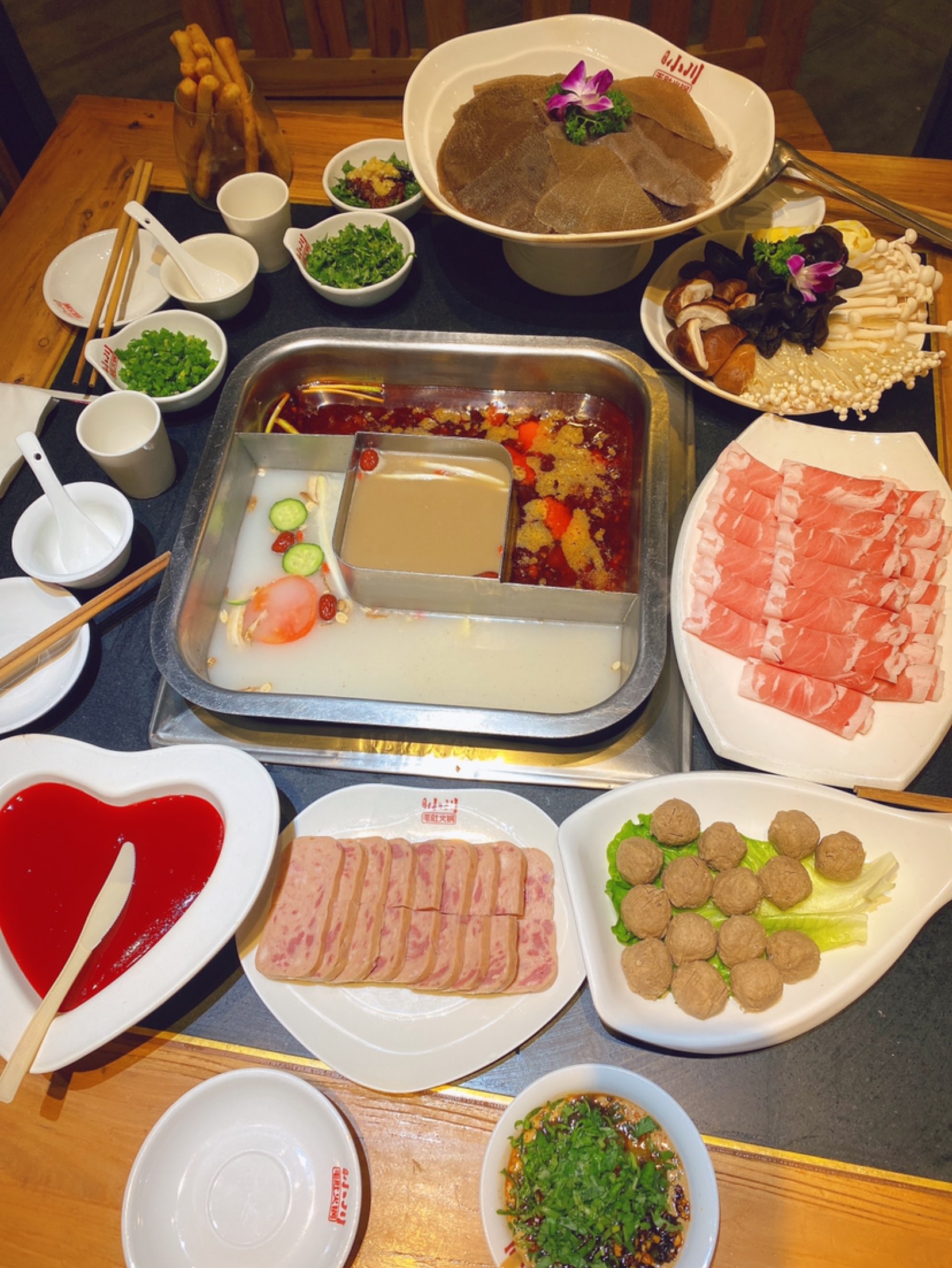 昨天晚上吃了火锅大餐今天就用运动来消耗热量