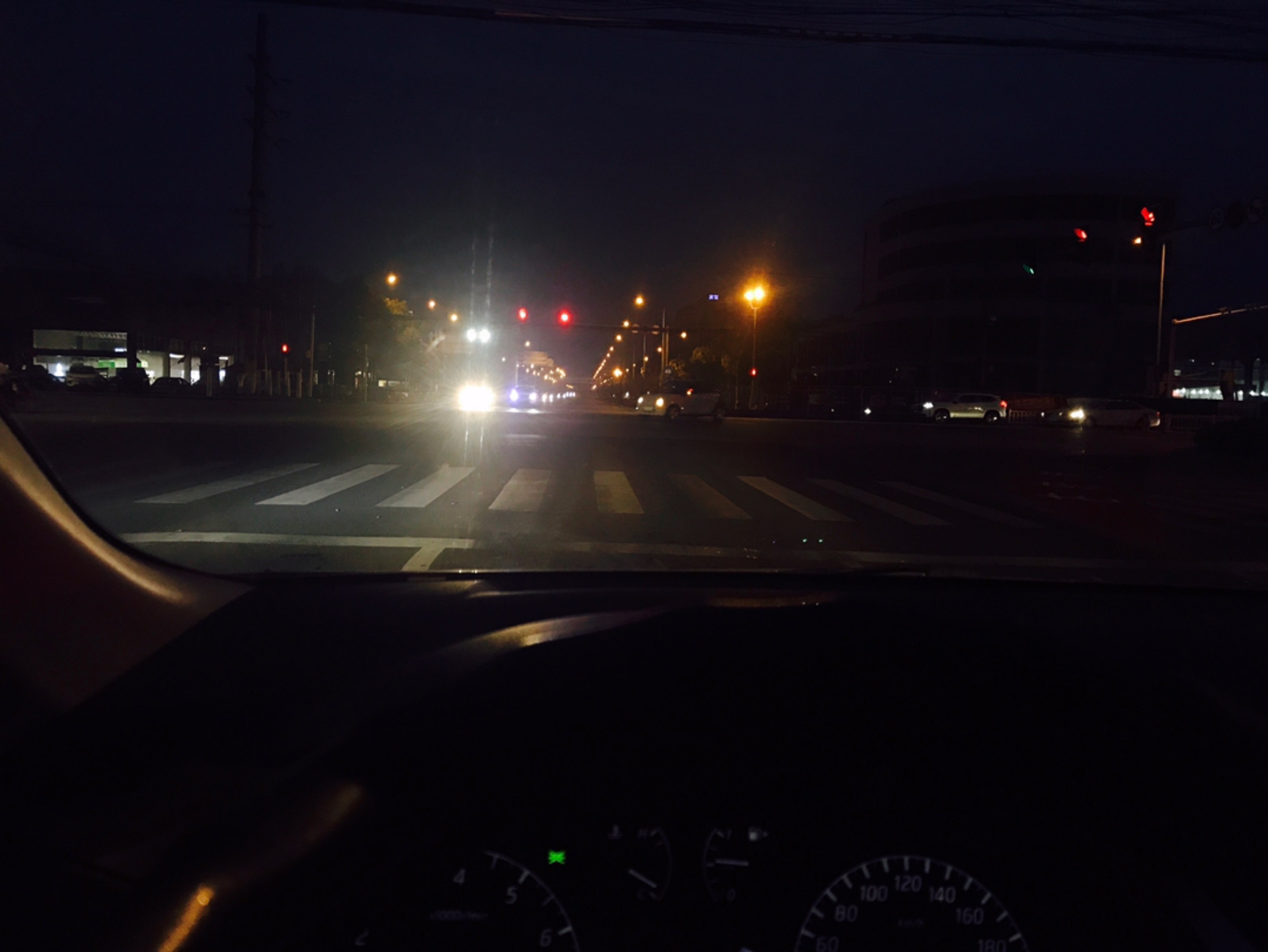 晚上开车等红绿灯图片图片