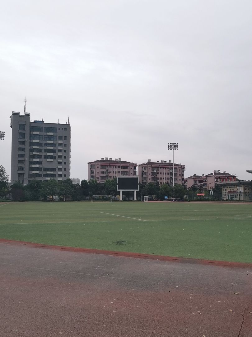 国庆潜江体育场晨跑十五公里,中途下雨返程中雨渐小,又重返体育场跑步
