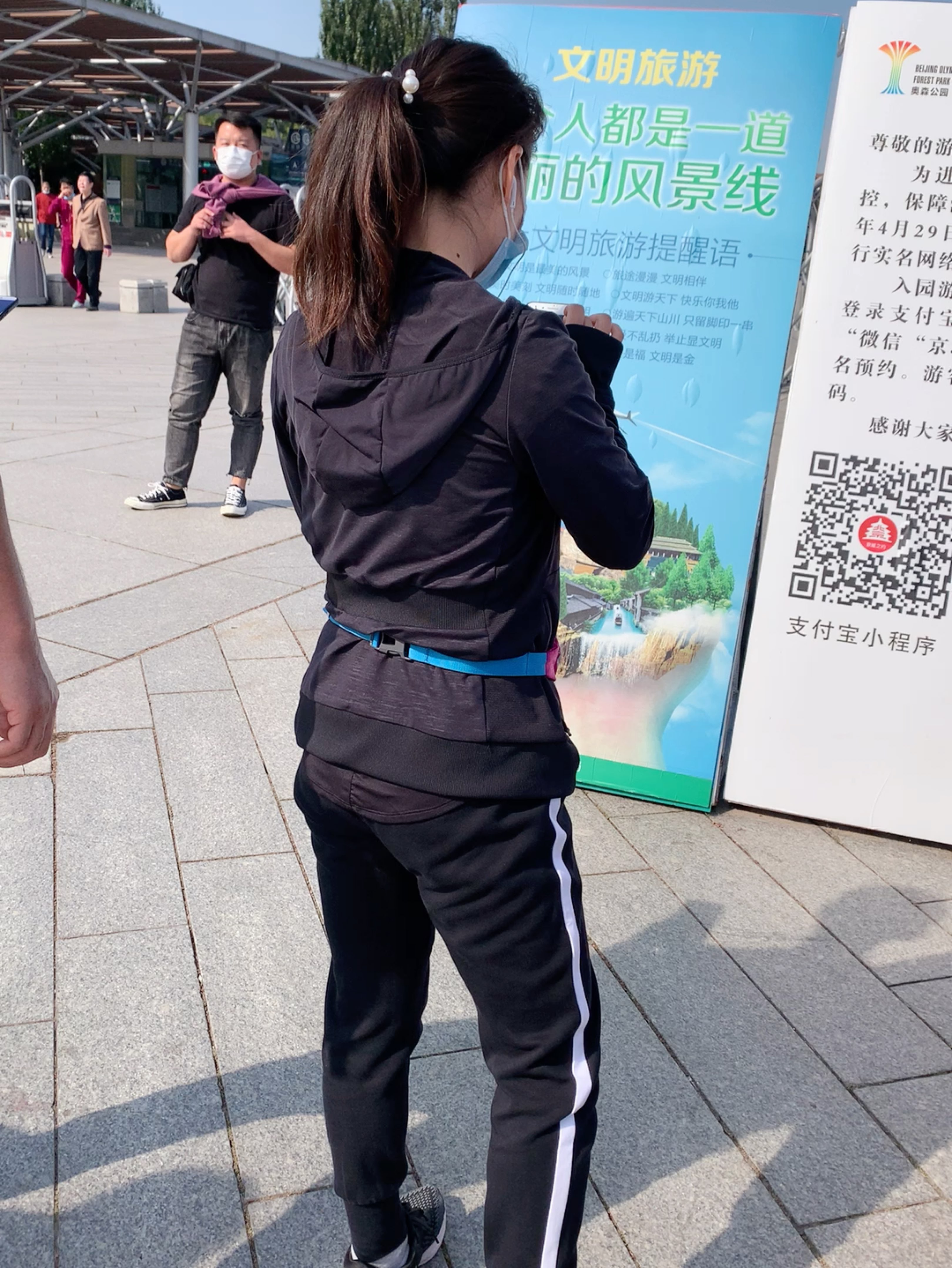 大中午的被她拉着出来跑步