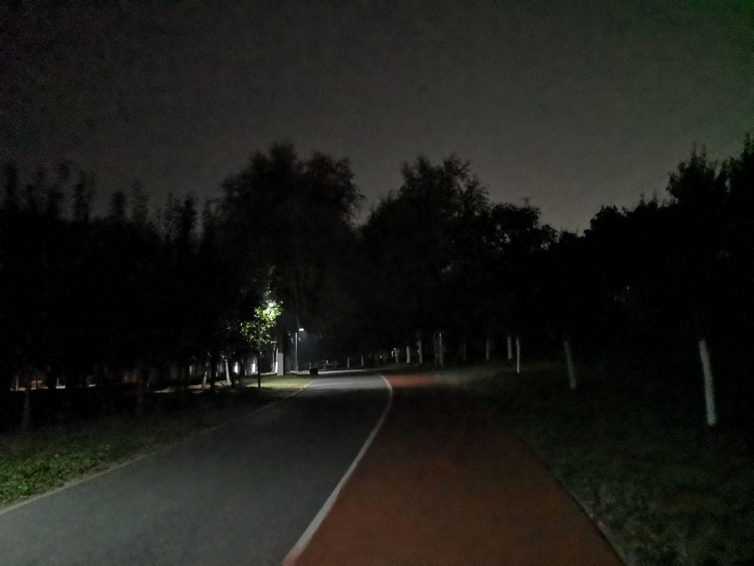 冬天夜跑图片冬天夜跑夜跑冬天冬天晚上跑步的照片夜跑跑道图片晚上