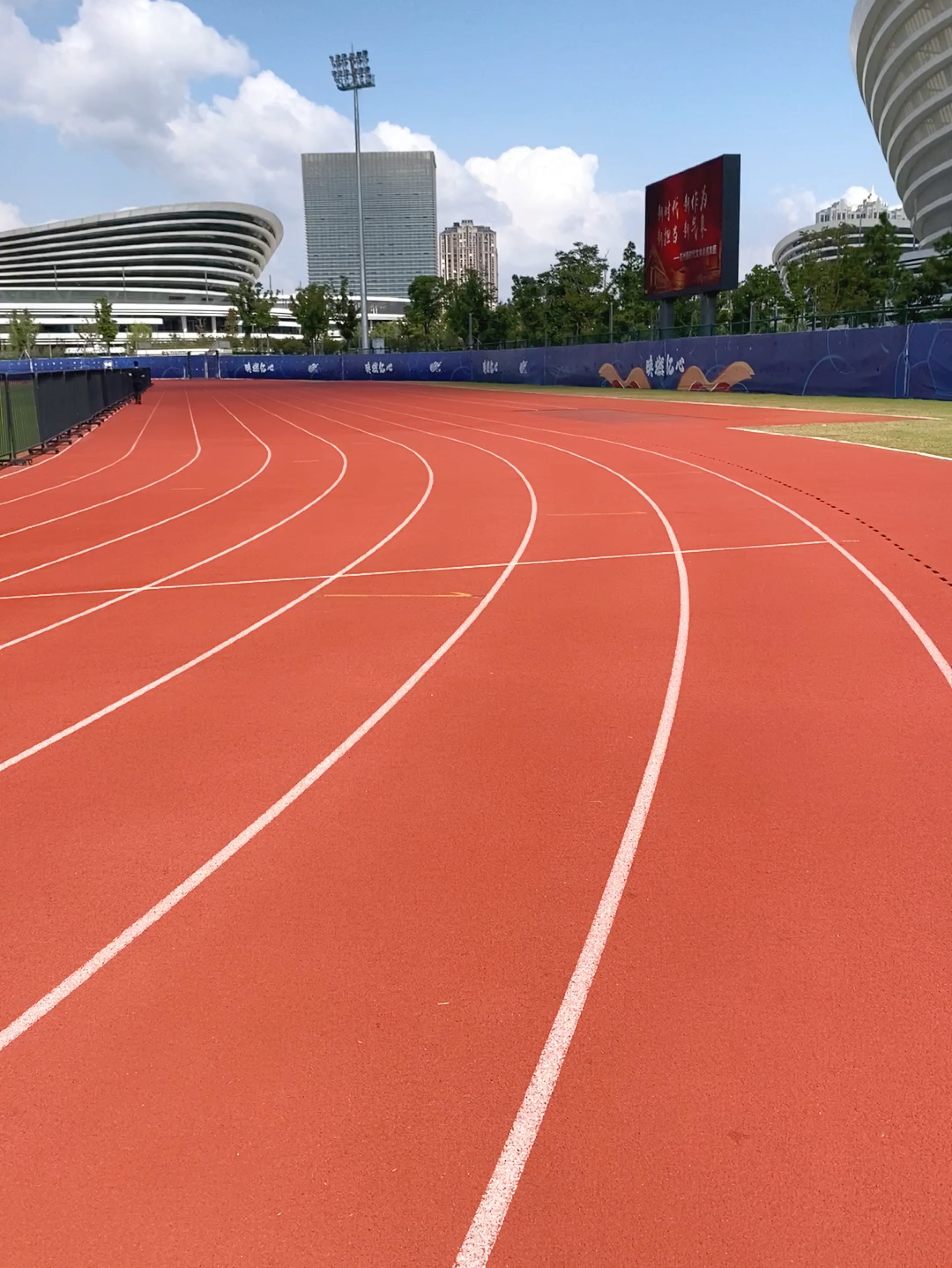 00公里, 45分25秒  完成 苏州奥体中心体育场跑道  刷新了最远跑步