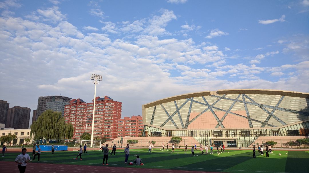 好不容易被朋友带进兰大久违了操场