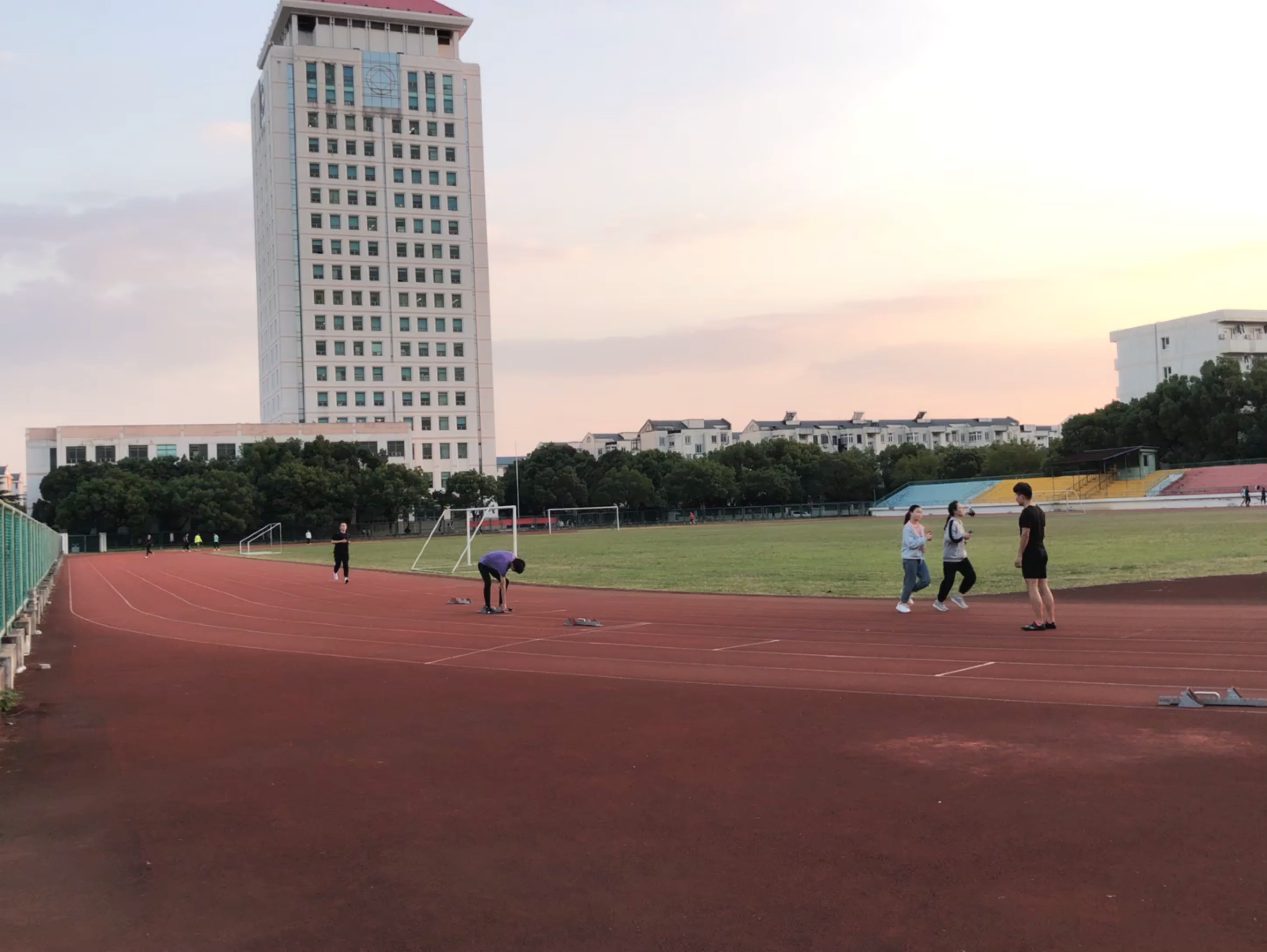12公里, 30分4秒  完成 苏州大学(东校区)田径场  刷新了最远跑步距离