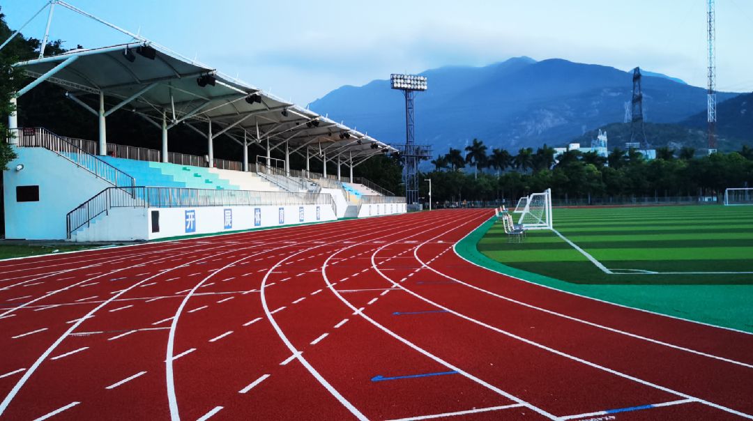 此处四周植被好,担心有蟒蛇出入,黑灯瞎火的不敢进,路跑到能看清跑道