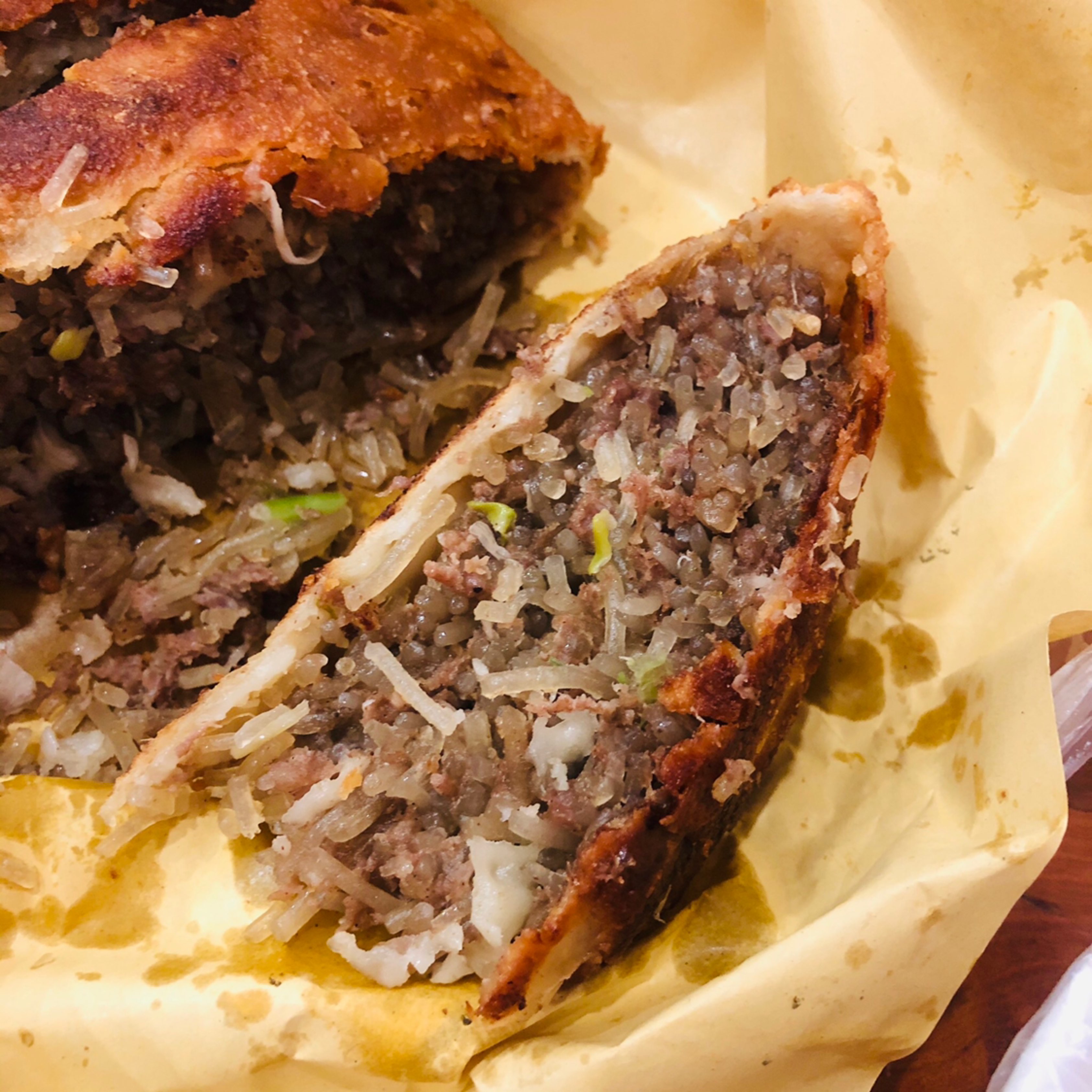 想了好久的牛肉馍今天去吃了路上碰见个环卫工人带着孩子和狗子好有爱