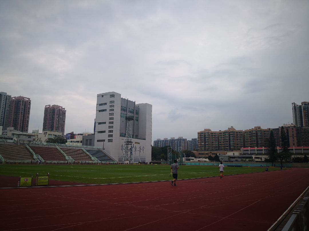 完成户外跑步10.3公里, 50分33秒  完成 元朗大球场  开启跑步实况