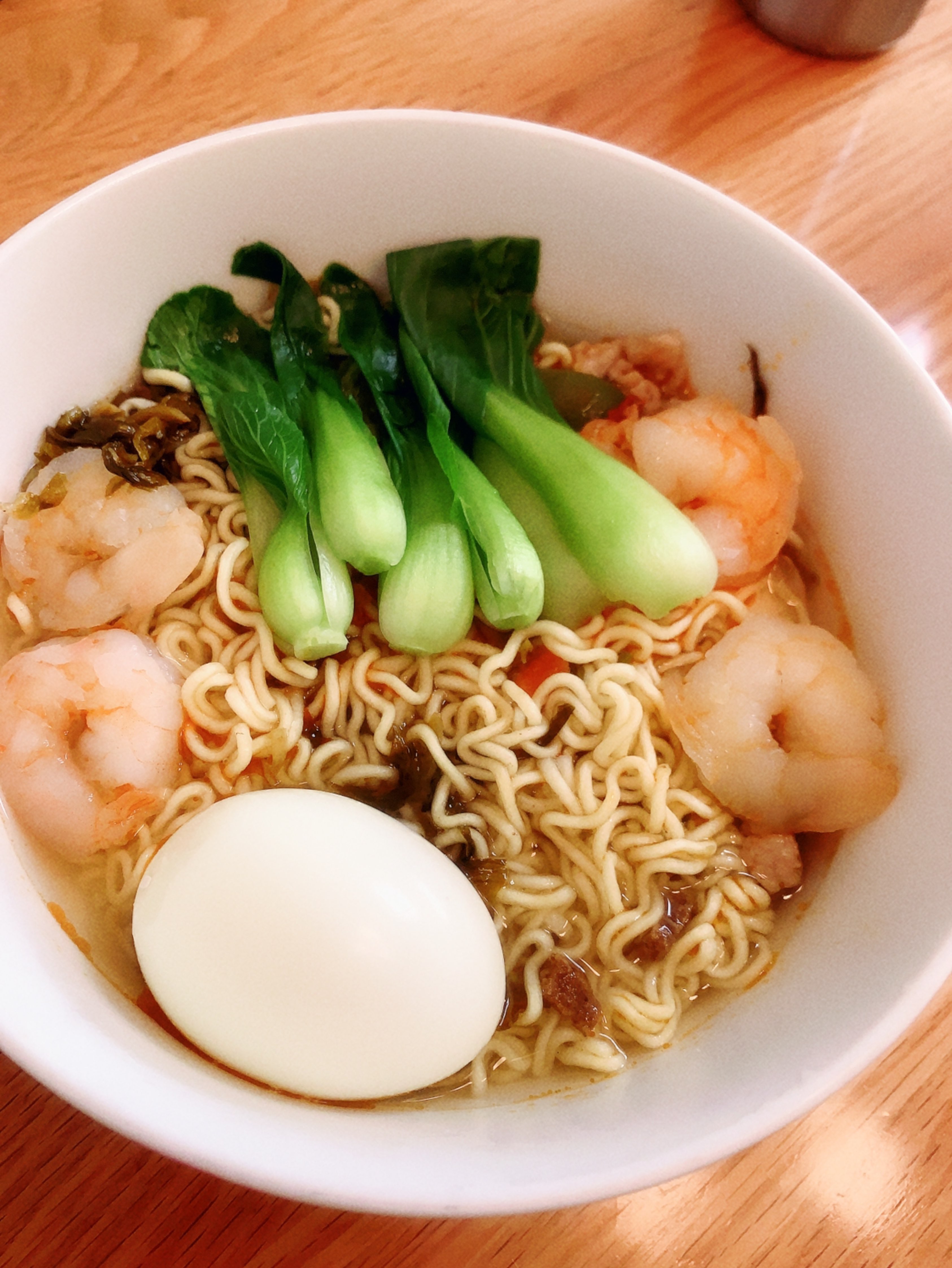 中午不知道吃啥,把家里的泡面拿出来煮一份.