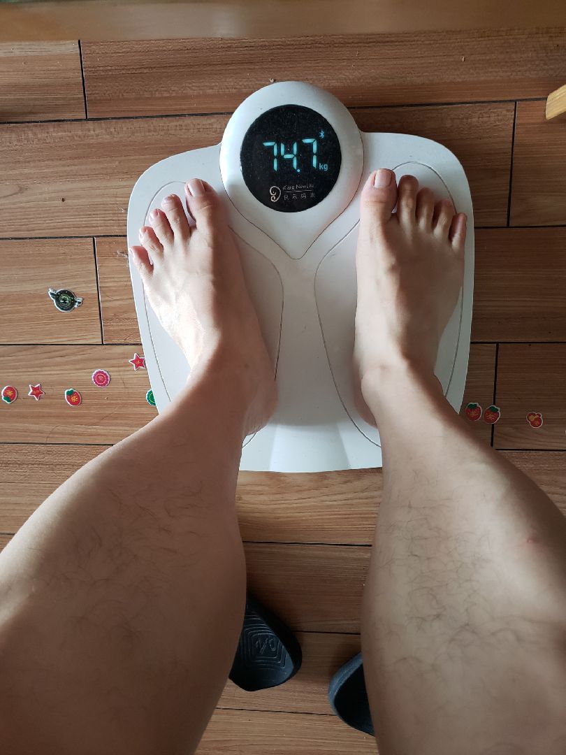 之后每天晚上空腹跑步五公里,三个月减到75kg以内,第一阶段目标达成!