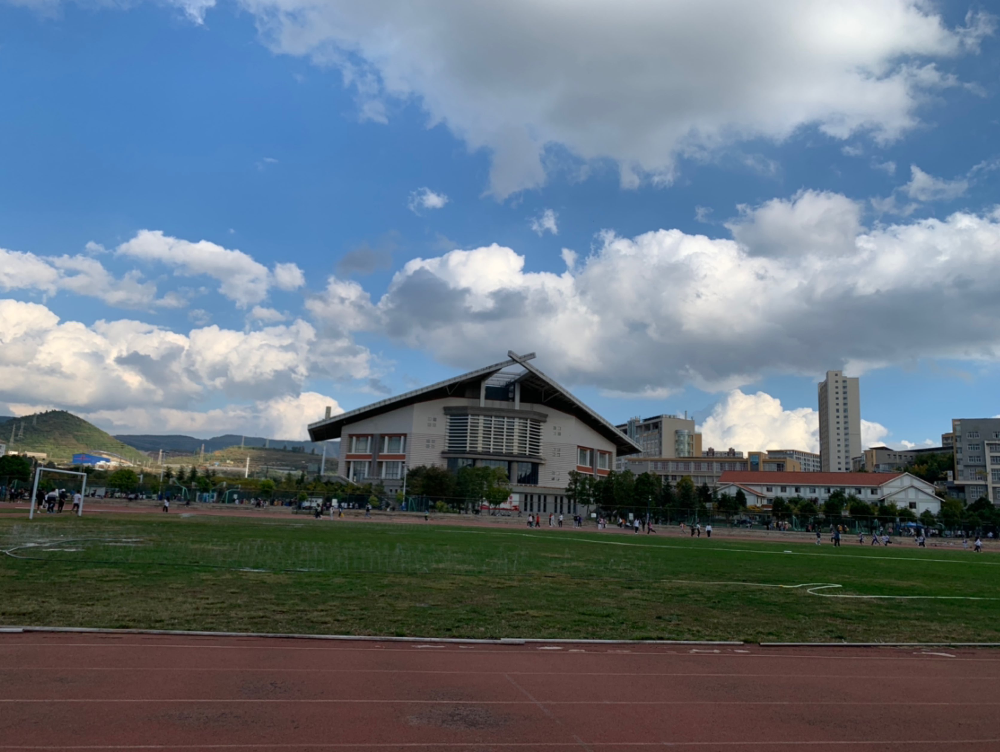 04公里, 34分23秒  完成 云南民族大学雨花校区田径场  刷新了5km跑