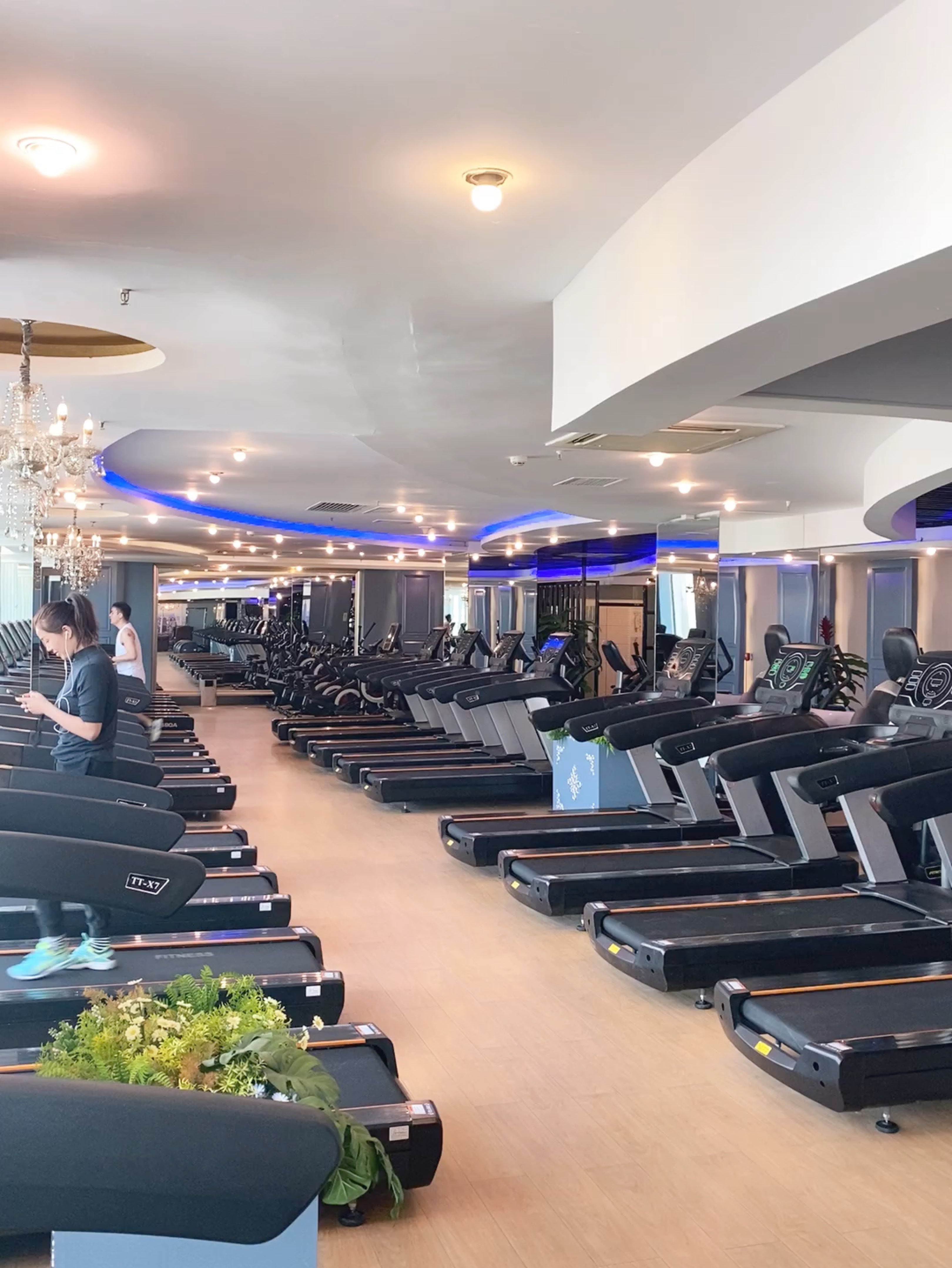 门口的健身房终于重新开业了