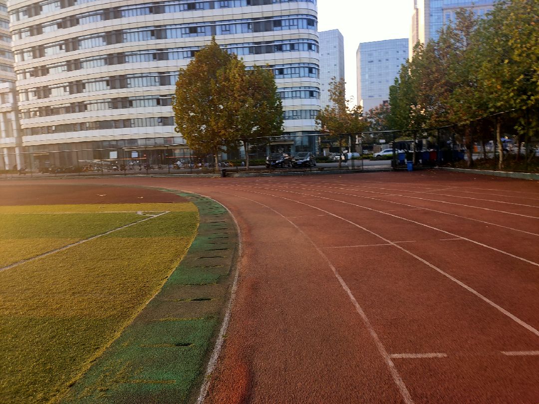 来学校第一次晨跑但是起晚了,没怎么拉伸,腿有点疼,等会还要上课就先